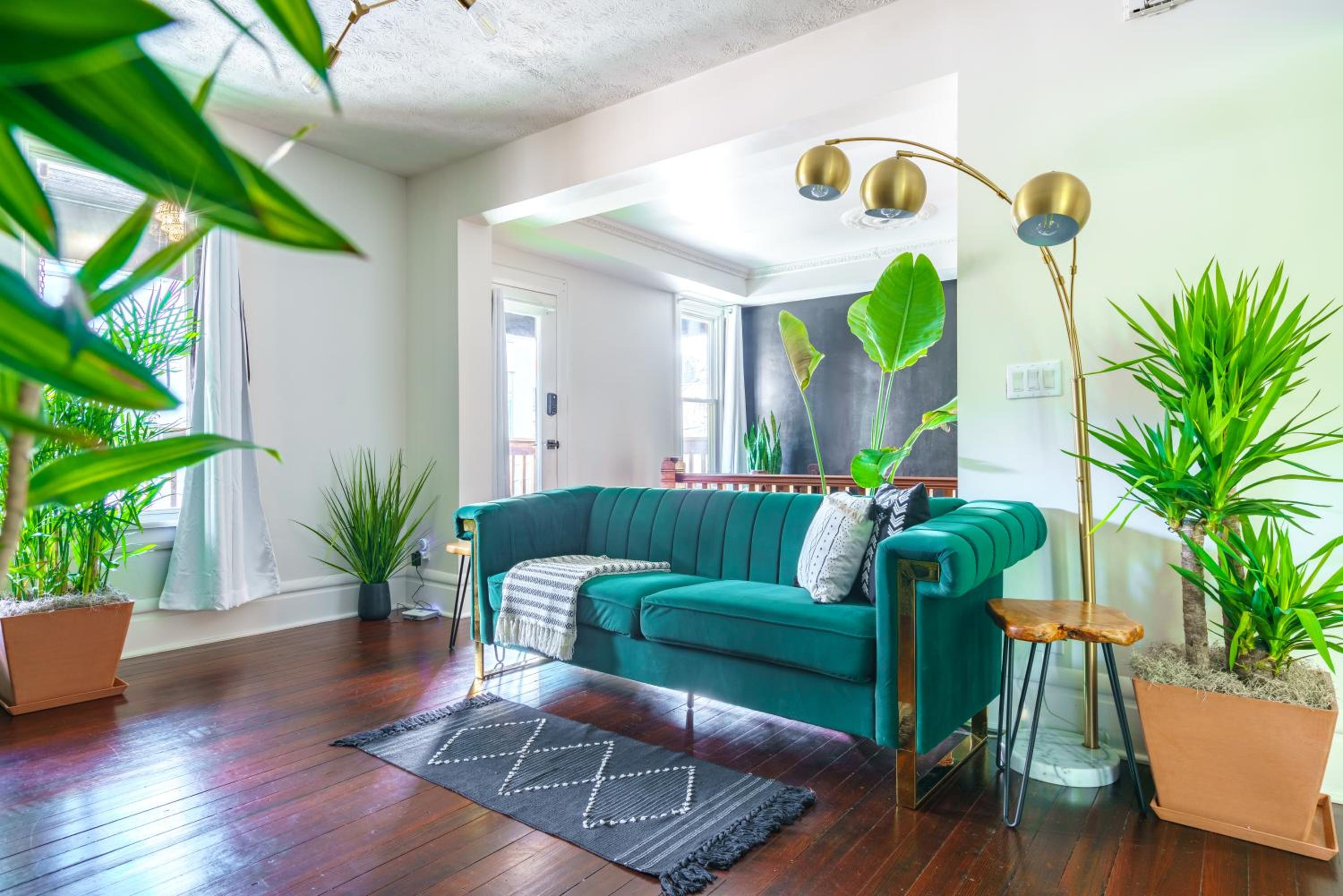 Jungle House Columbus Short North Downtown Free Parking - Steps to Convention Center & Nationwide Arena - 2BR Luxury Home - Sleeps 8 - Over 5,800 Five Star