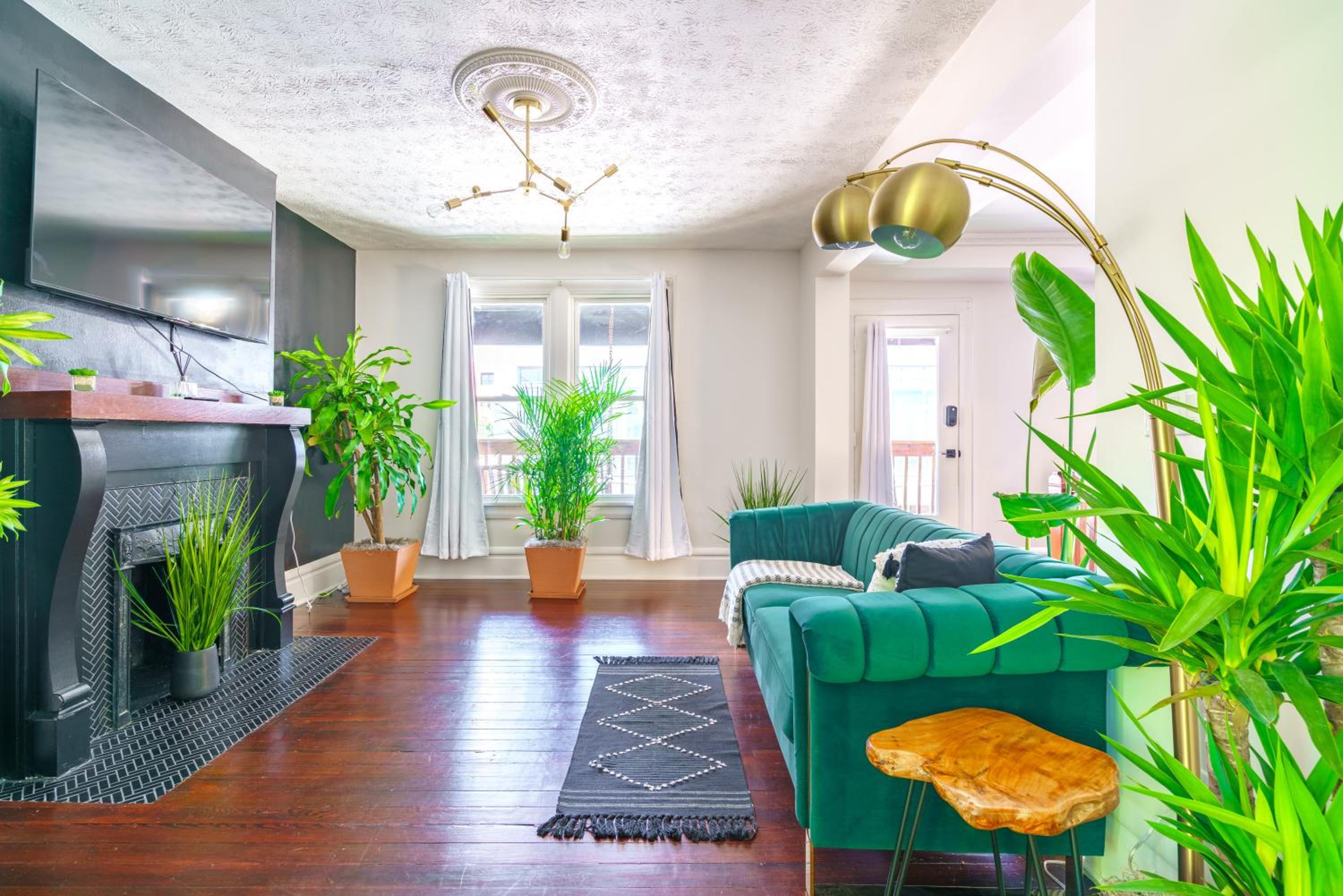 Jungle House Columbus Short North Downtown Free Parking - Steps to Convention Center & Nationwide Arena - 2BR Luxury Home - Sleeps 8 - Over 5,800 Five Star