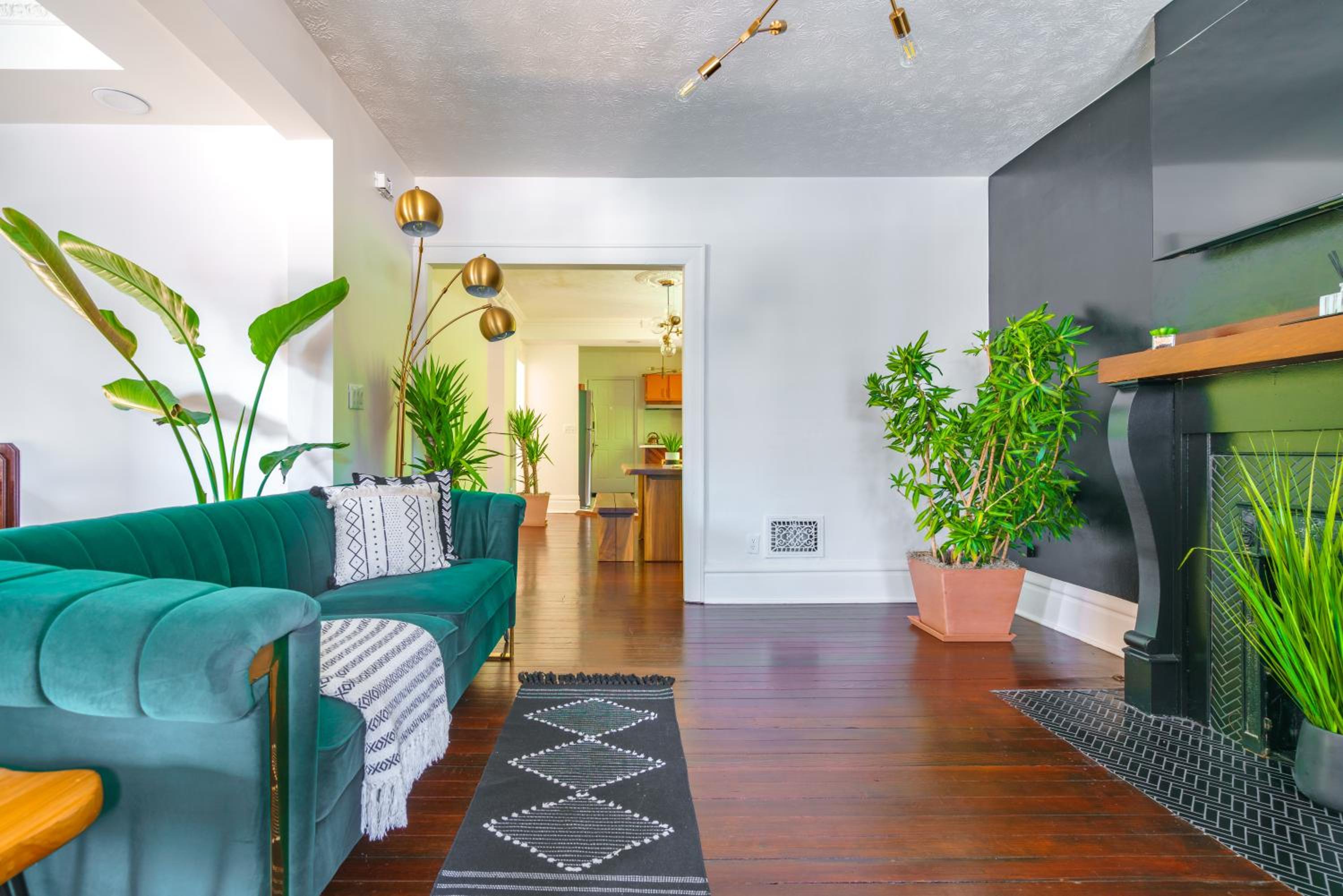 Jungle House Columbus Short North Downtown Free Parking - Steps to Convention Center & Nationwide Arena - 2BR Luxury Home - Sleeps 8 - Over 5,800 Five Star