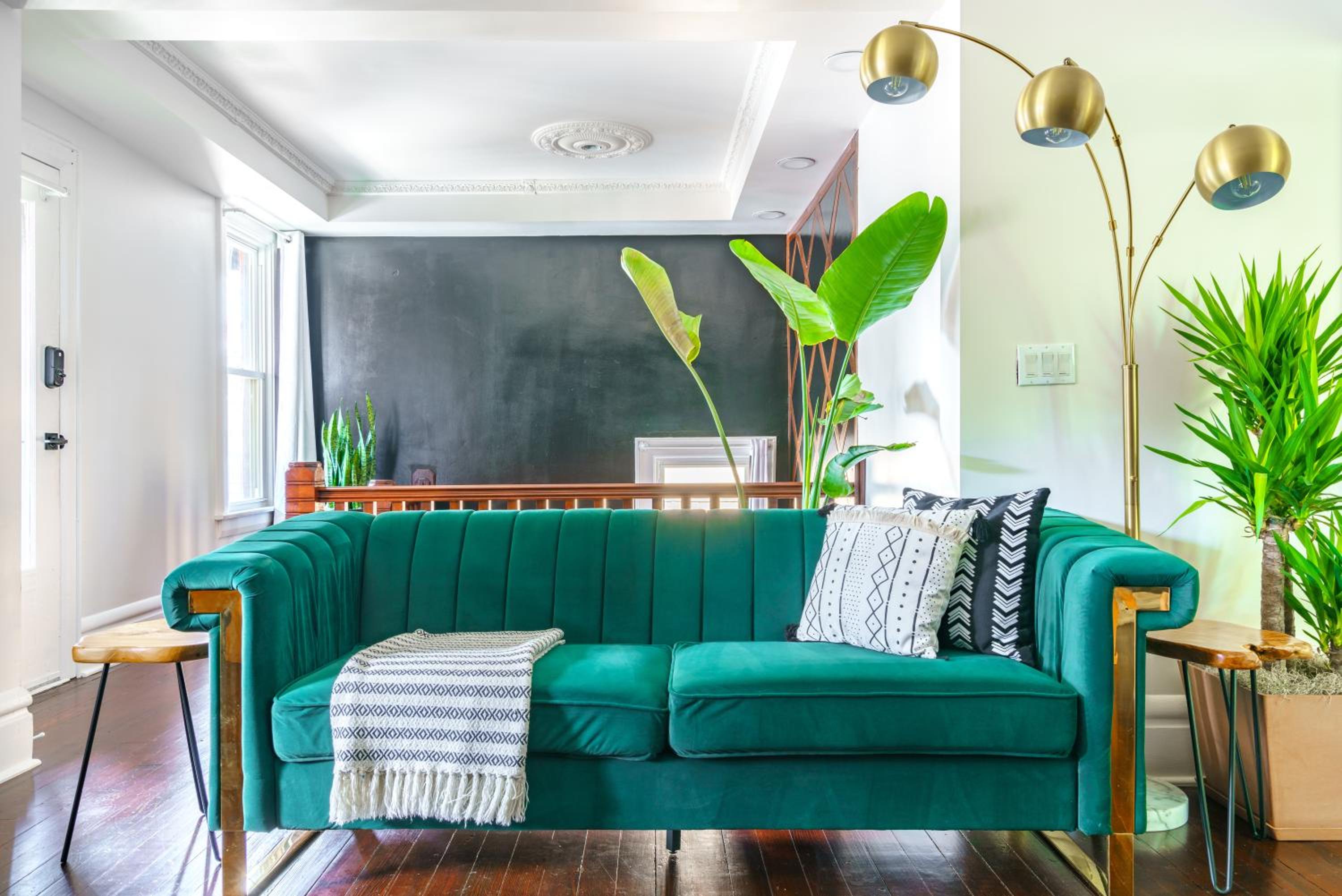 Jungle House Columbus Short North Downtown Free Parking - Steps to Convention Center & Nationwide Arena - 2BR Luxury Home - Sleeps 8 - Over 5,800 Five Star