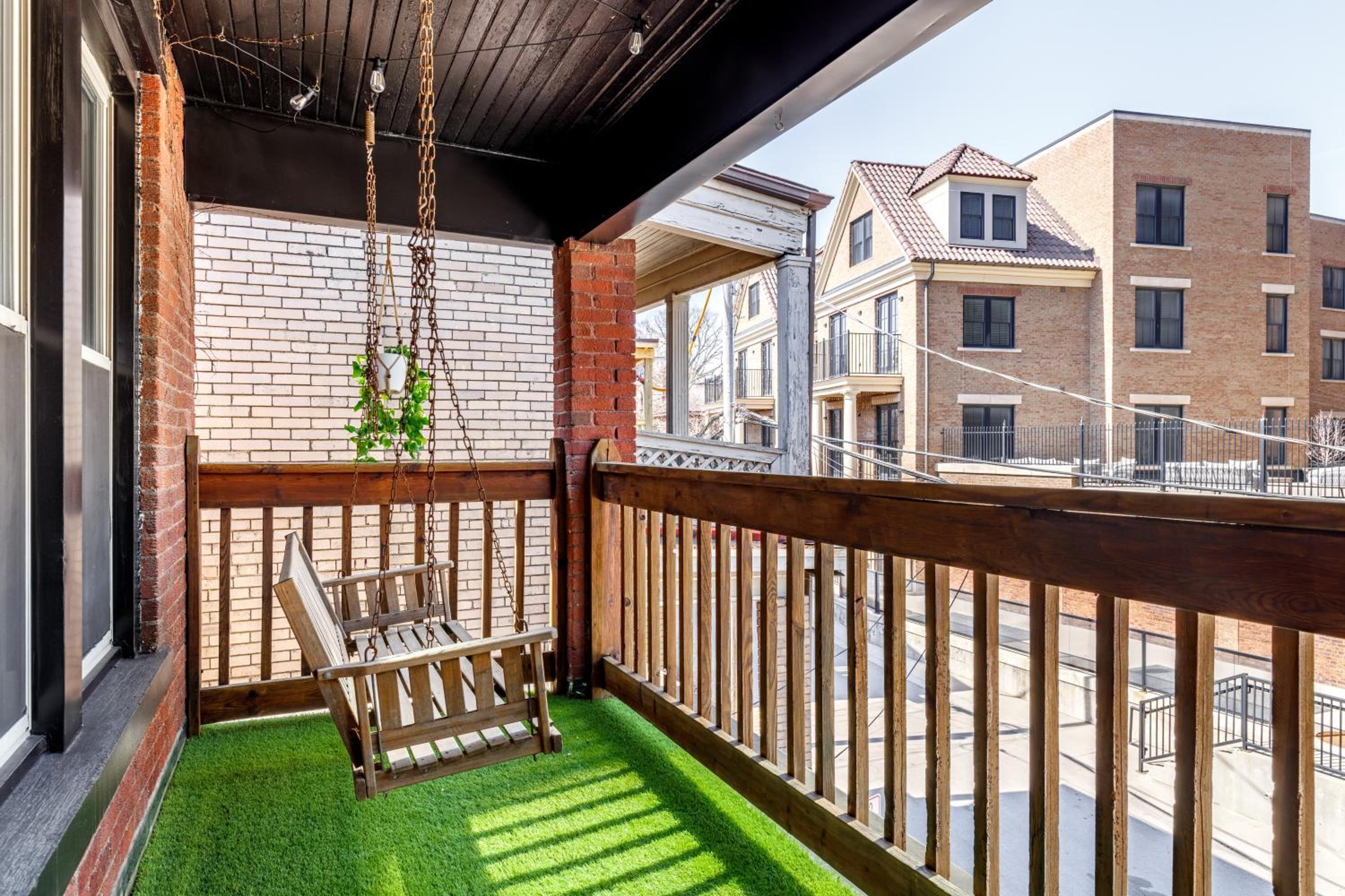 Jungle House Columbus Short North Downtown Free Parking - Steps to Convention Center & Nationwide Arena - 2BR Luxury Home - Sleeps 8 - Over 5,800 Five Star
