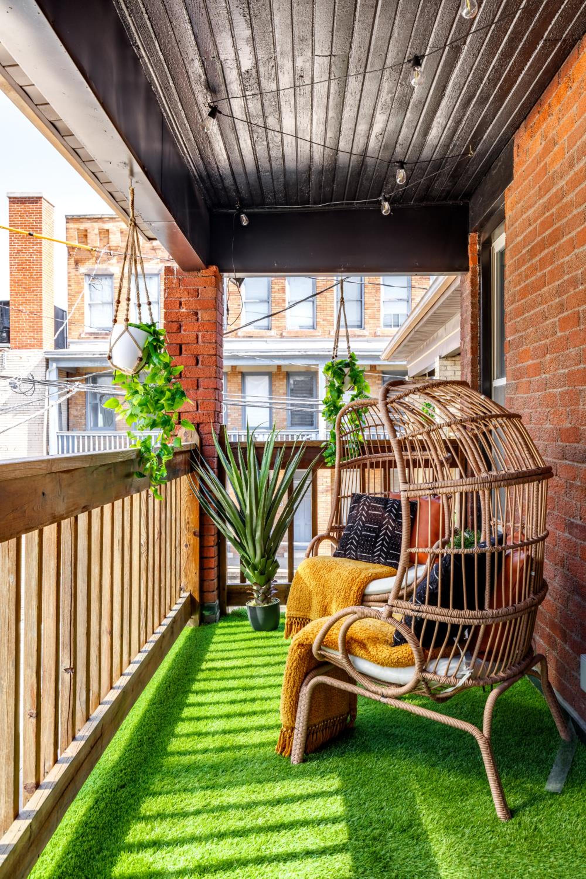 Jungle House Columbus Short North Downtown Free Parking - Steps to Convention Center & Nationwide Arena - 2BR Luxury Home - Sleeps 8 - Over 5,800 Five Star