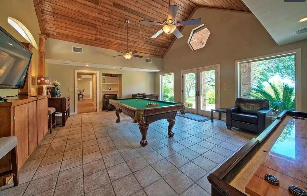 Luxurious Lakefront Estate: Spectacular Views, Expansive Grounds and Private Jetty