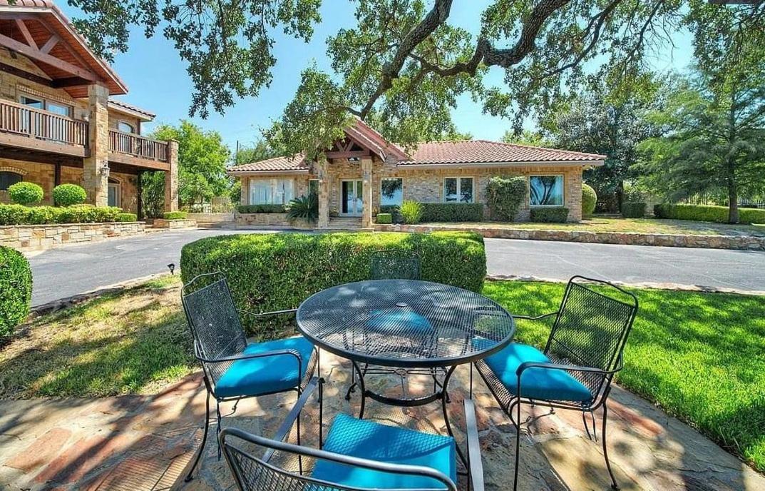 Luxurious Lakefront Estate: Spectacular Views, Expansive Grounds and Private Jetty