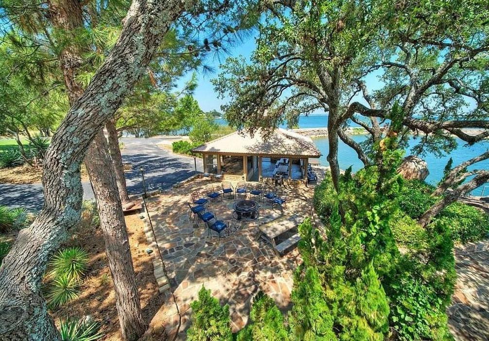 Luxurious Lakefront Estate: Spectacular Views, Expansive Grounds and Private Jetty