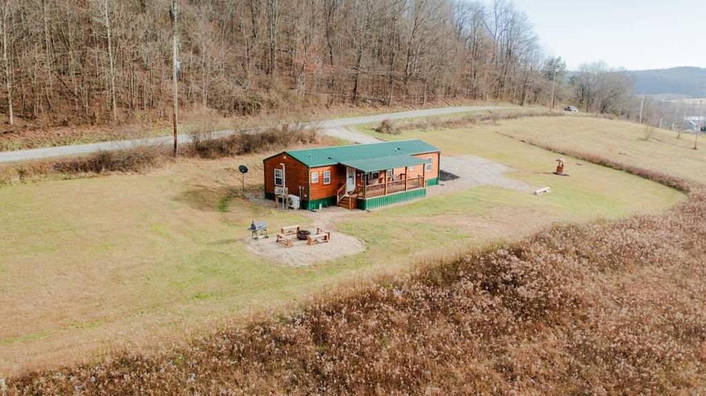 Cedar Wrapped Cozy Villa Cabin - 4 miles from Trails