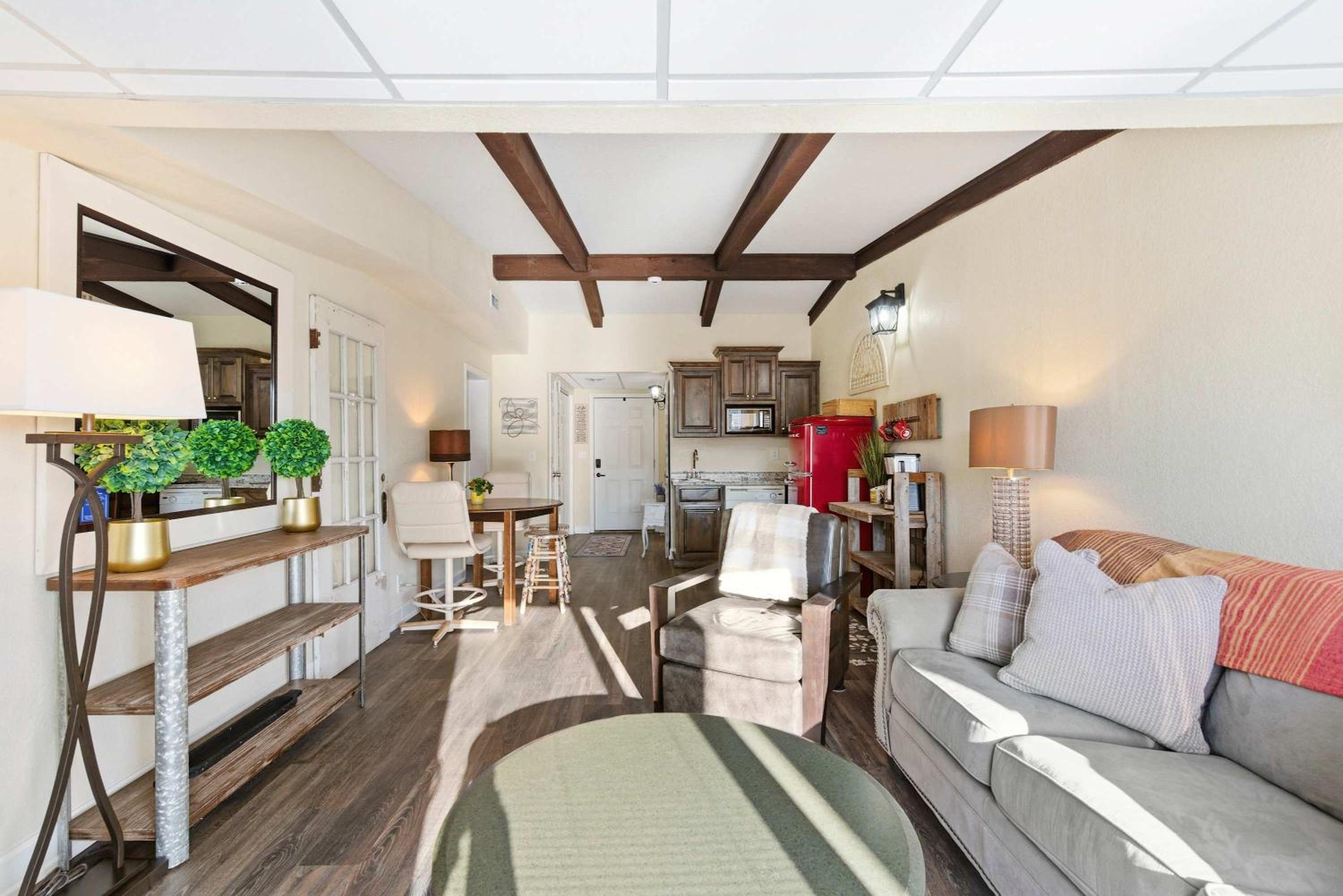 Lakin it Easy Condo for 2