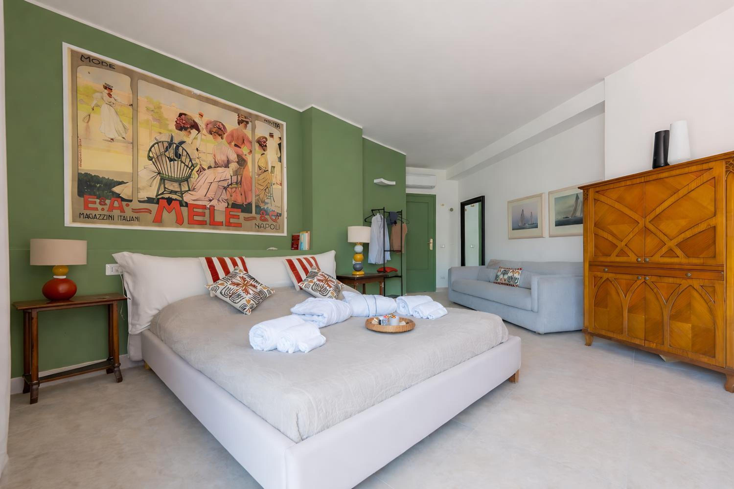 Molo Angioino Suites