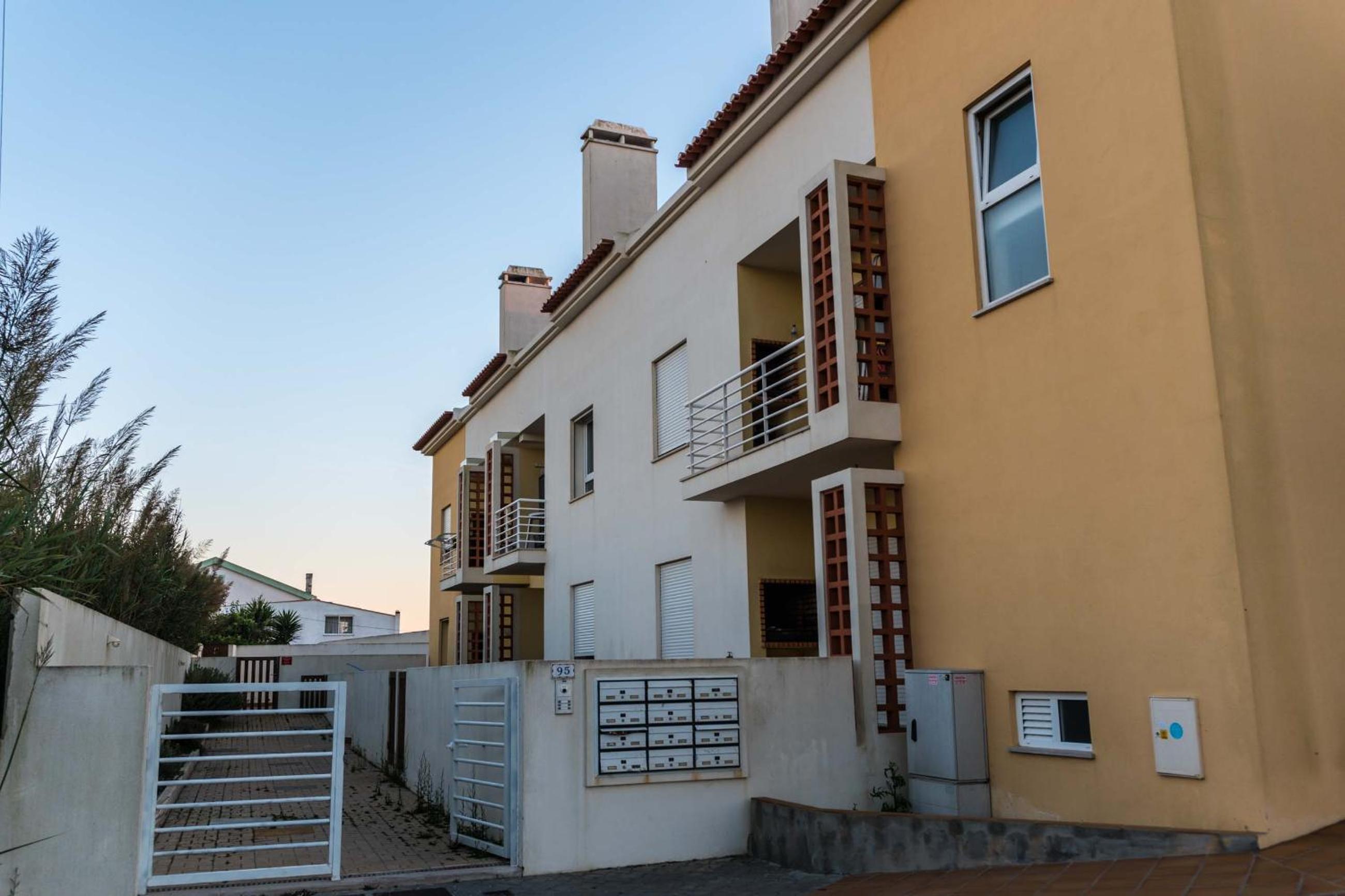 Apartments Baleal: Balconies and Pool view 3