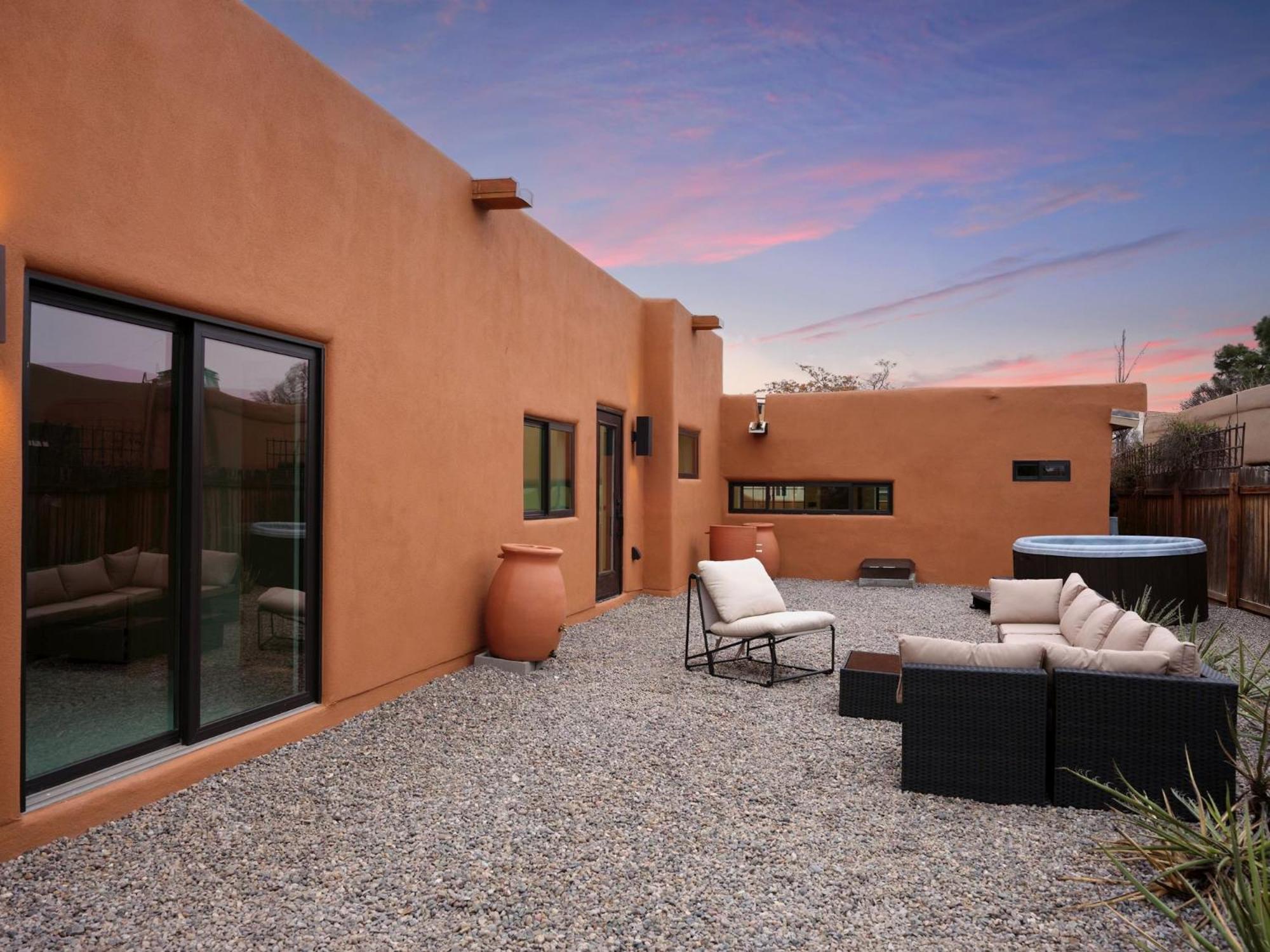 The Nicho House 4BD Ultra Modern Adobe Near Plaza