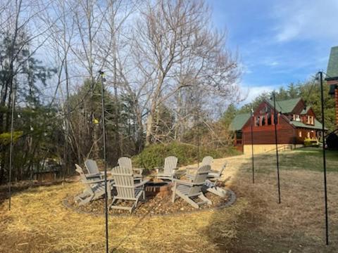 Pinewood Lodge by Beyond Expectations w Hot Tub