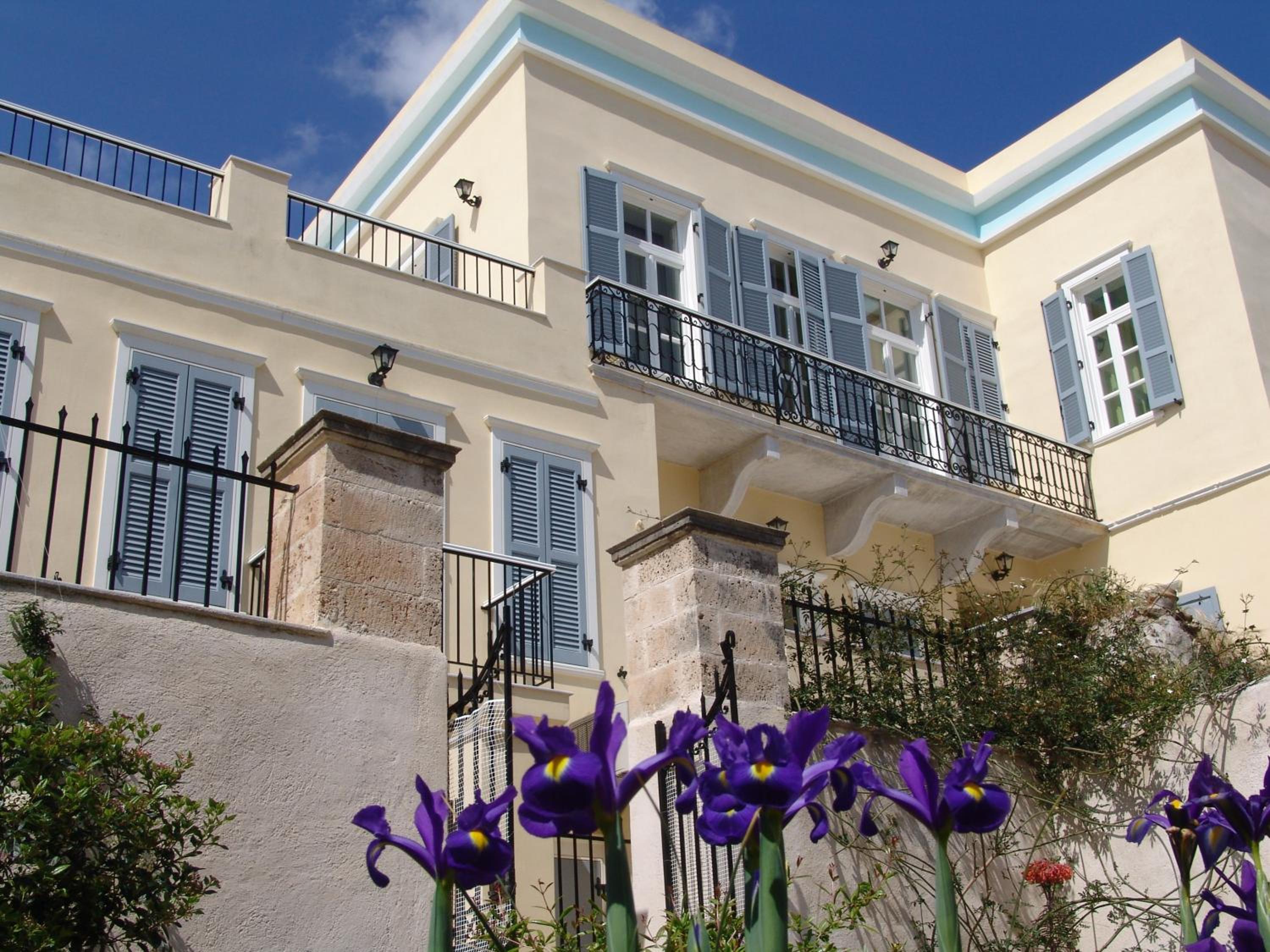 Antouanetta Apartments