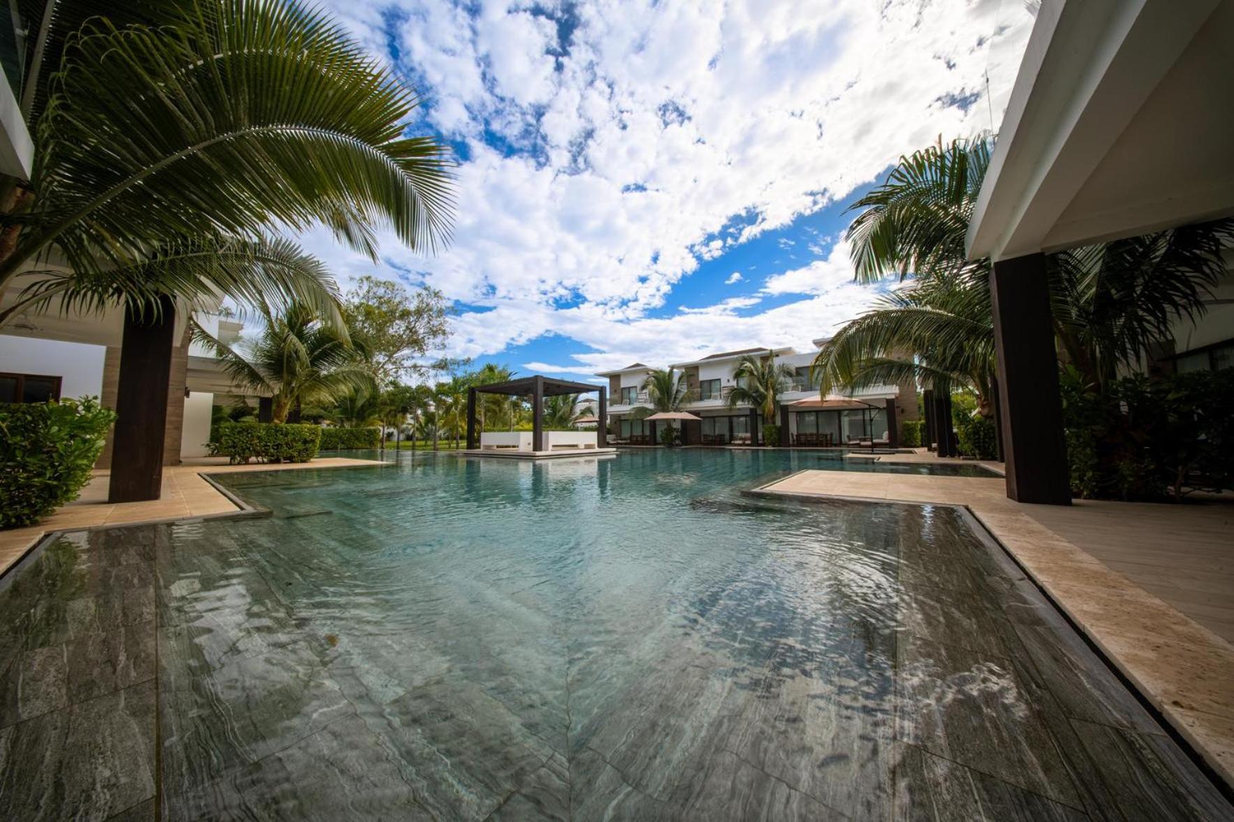 New villa with pool access for 7 ppl and 2 BR