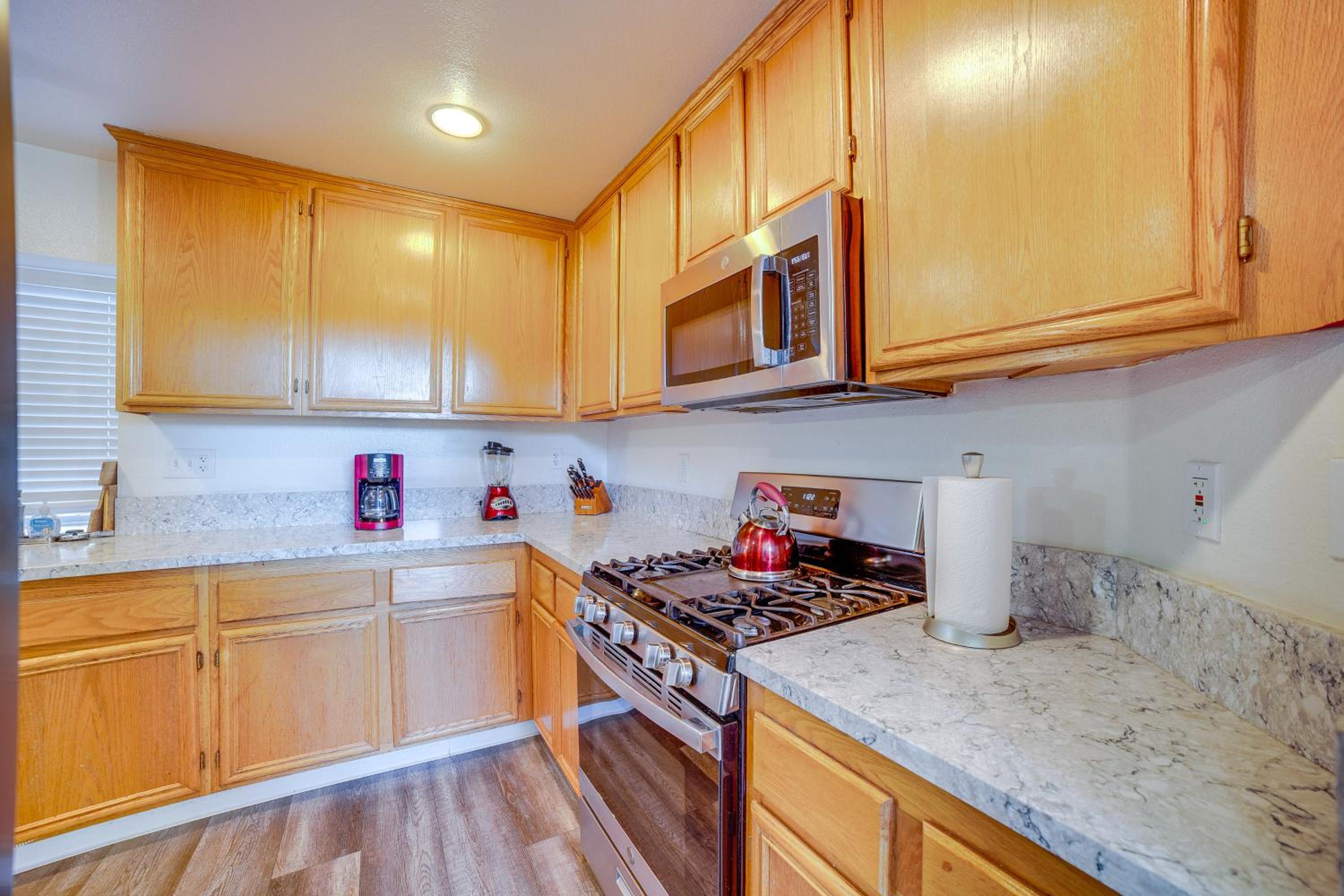 Family Home with Hot Tub! 2 Mi to Dtwn Riverside