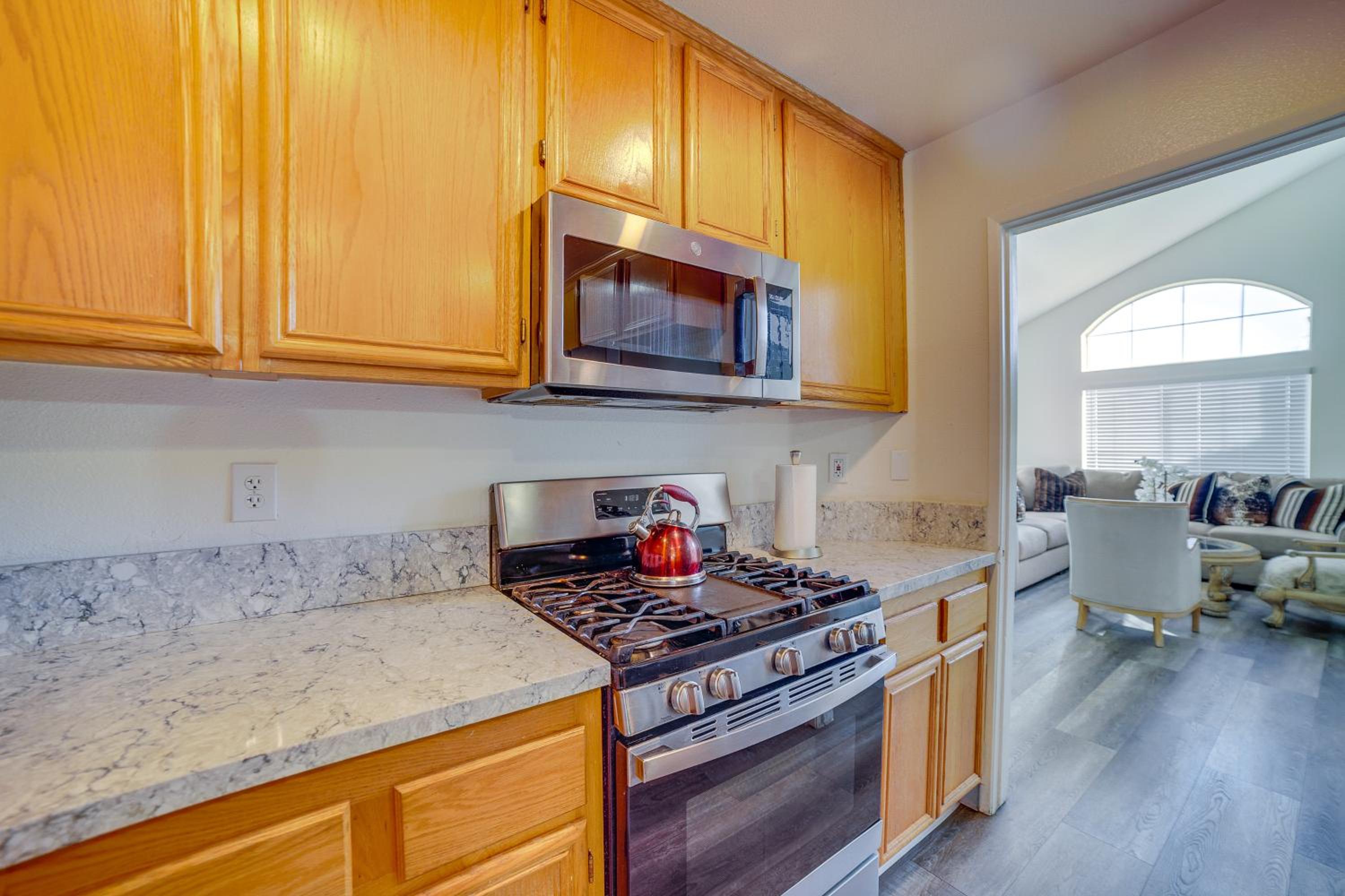Family Home with Hot Tub! 2 Mi to Dtwn Riverside