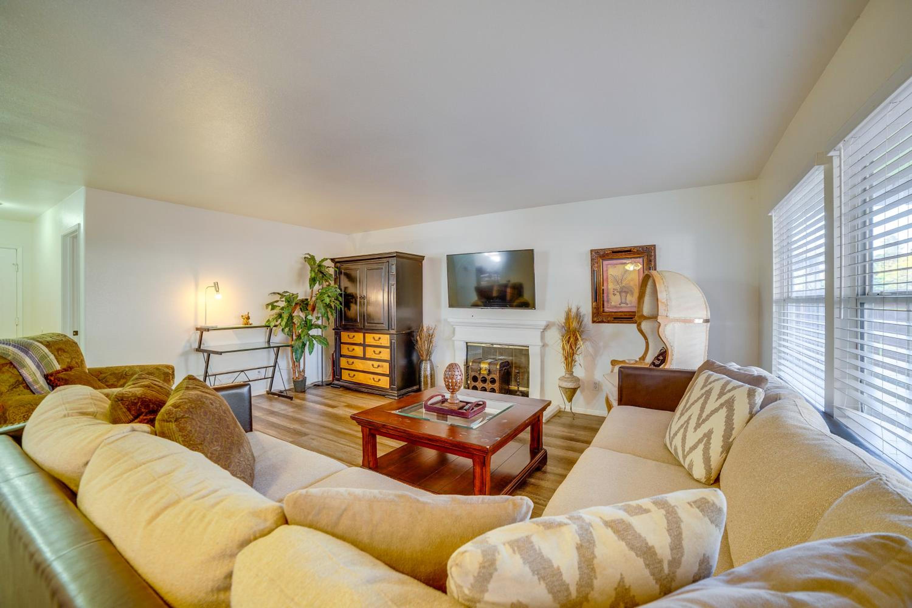 Family Home with Hot Tub! 2 Mi to Dtwn Riverside