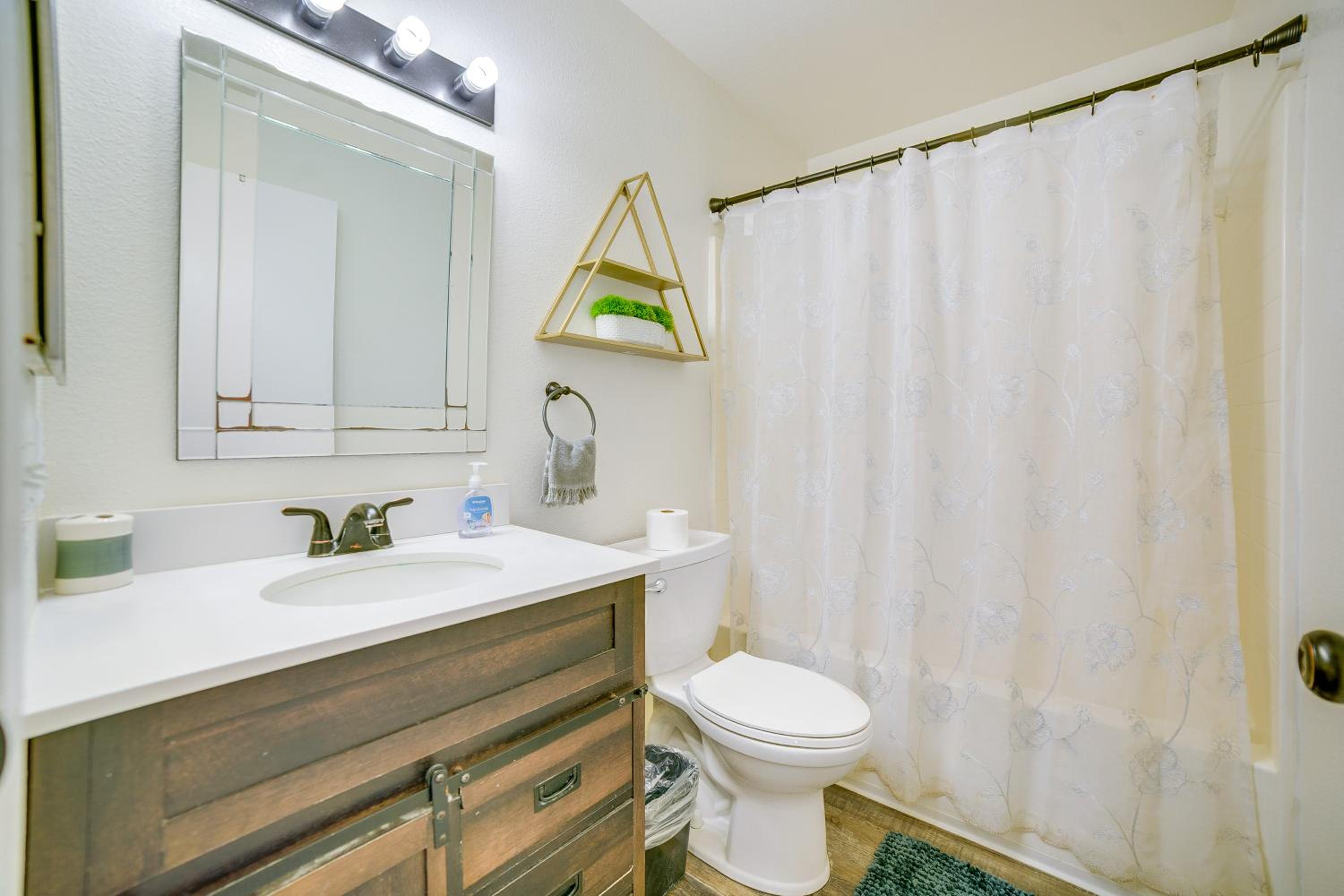 Family Home with Hot Tub! 2 Mi to Dtwn Riverside
