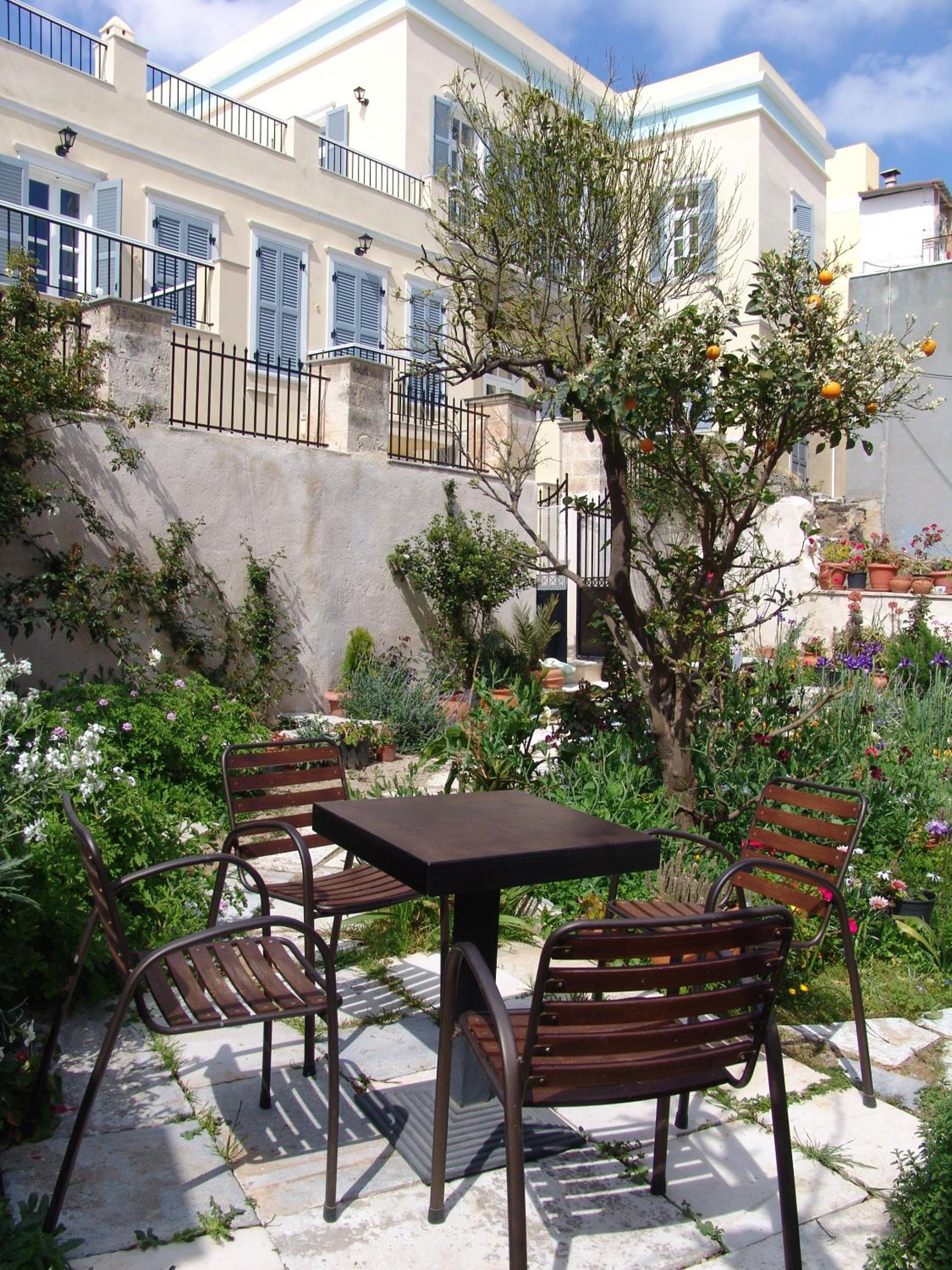 Antouanetta Apartments