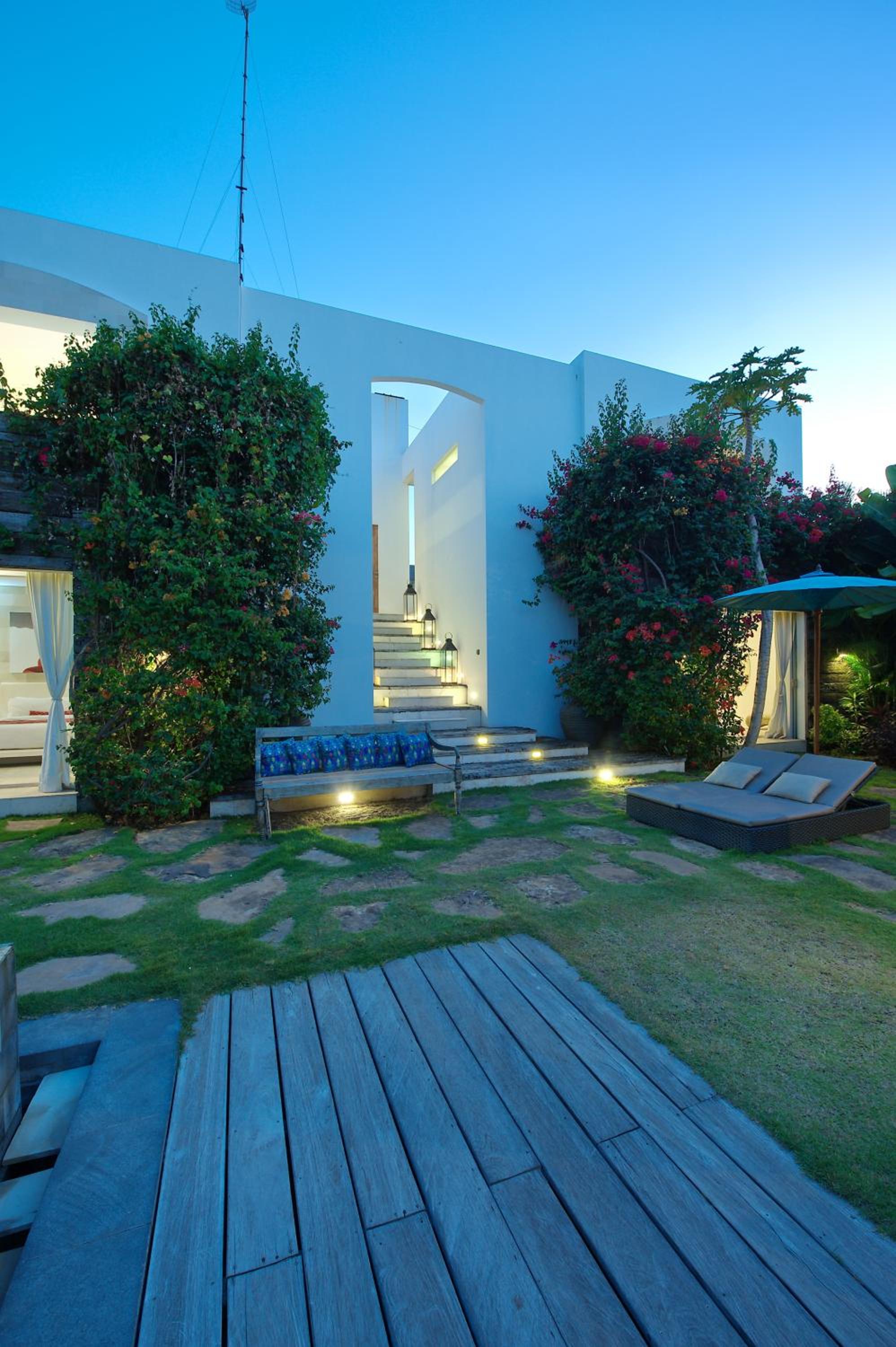 Elegant Villa Casabianca - Tropical Pool & Garden, Near Potato Head Beach Club!