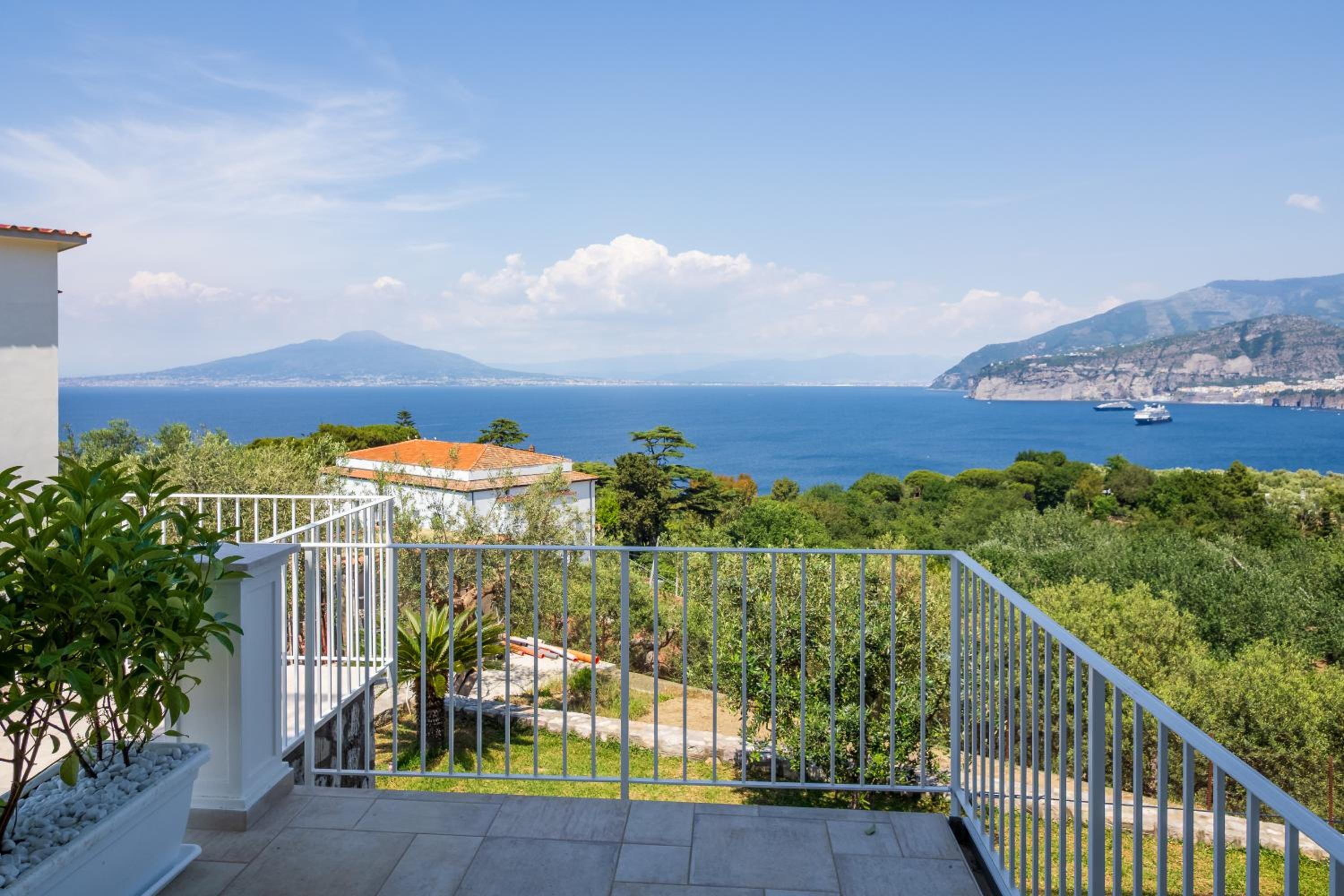 Maison Regina Giovanna - A Window to the Paradise