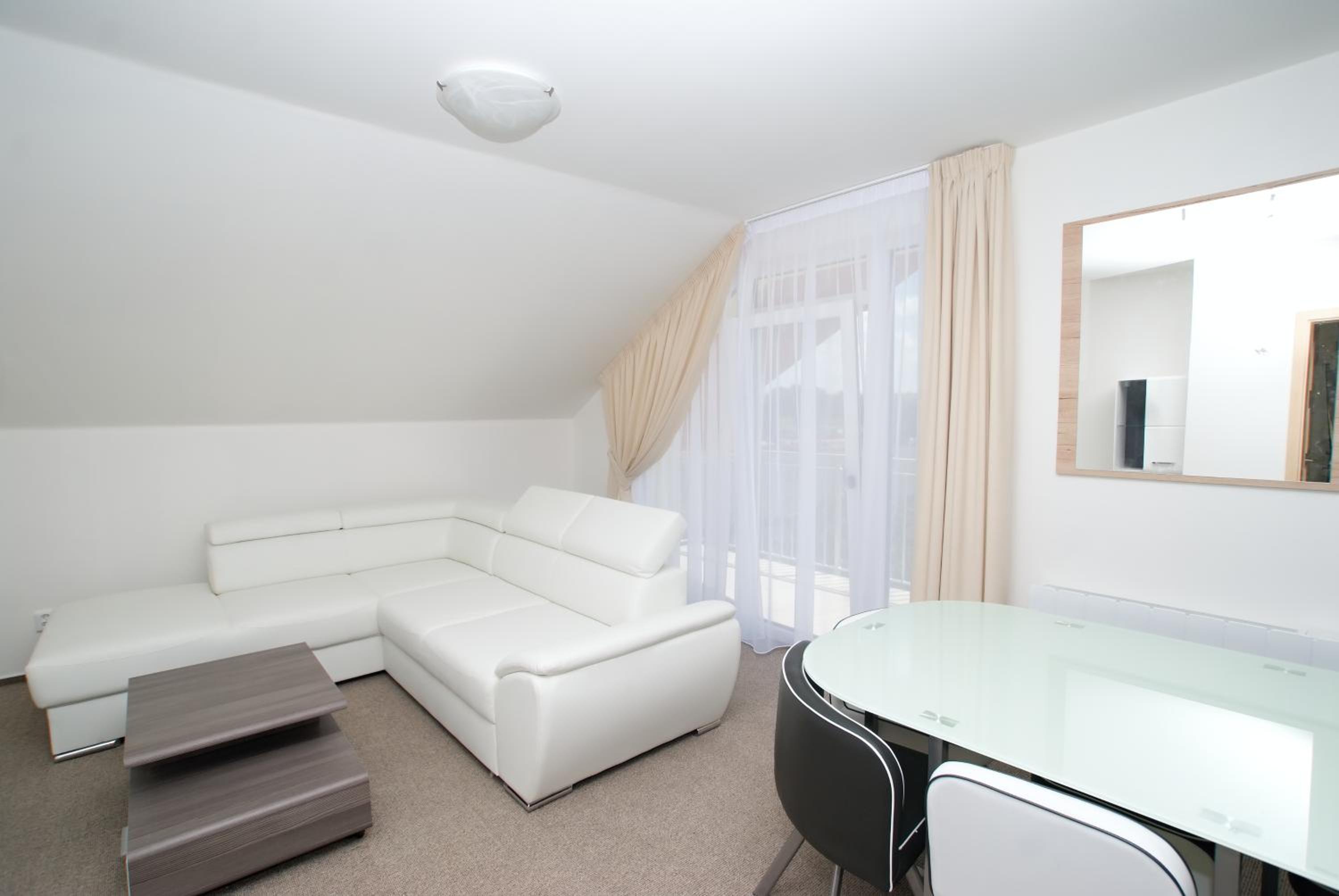 Villa Marcus - rodinný relax 200 m od Penzionu Kometa, u jezera s grilem a sdílenou kuchyní