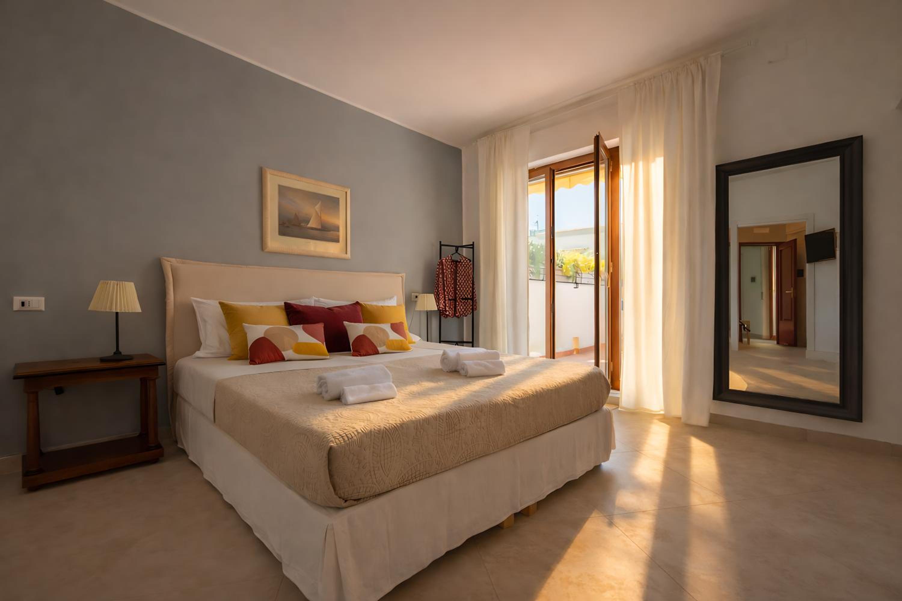 Molo Angioino Suites