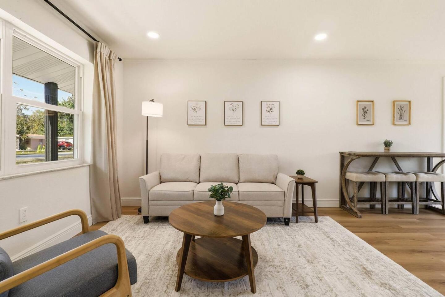 Elegant Auburndale Rooms Near the Speedway & Lake