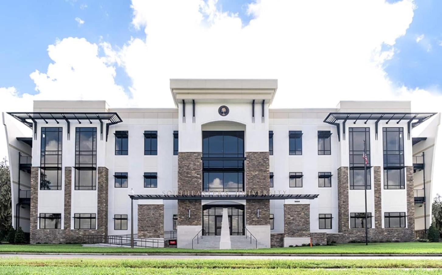 Elegant Auburndale Rooms Near the Speedway & Lake