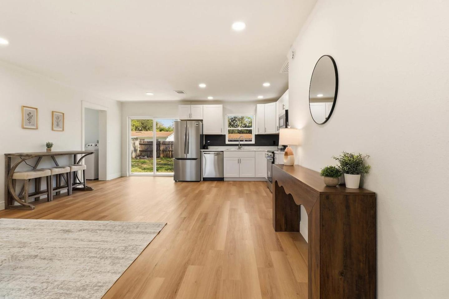 Elegant Auburndale Rooms Near the Speedway & Lake