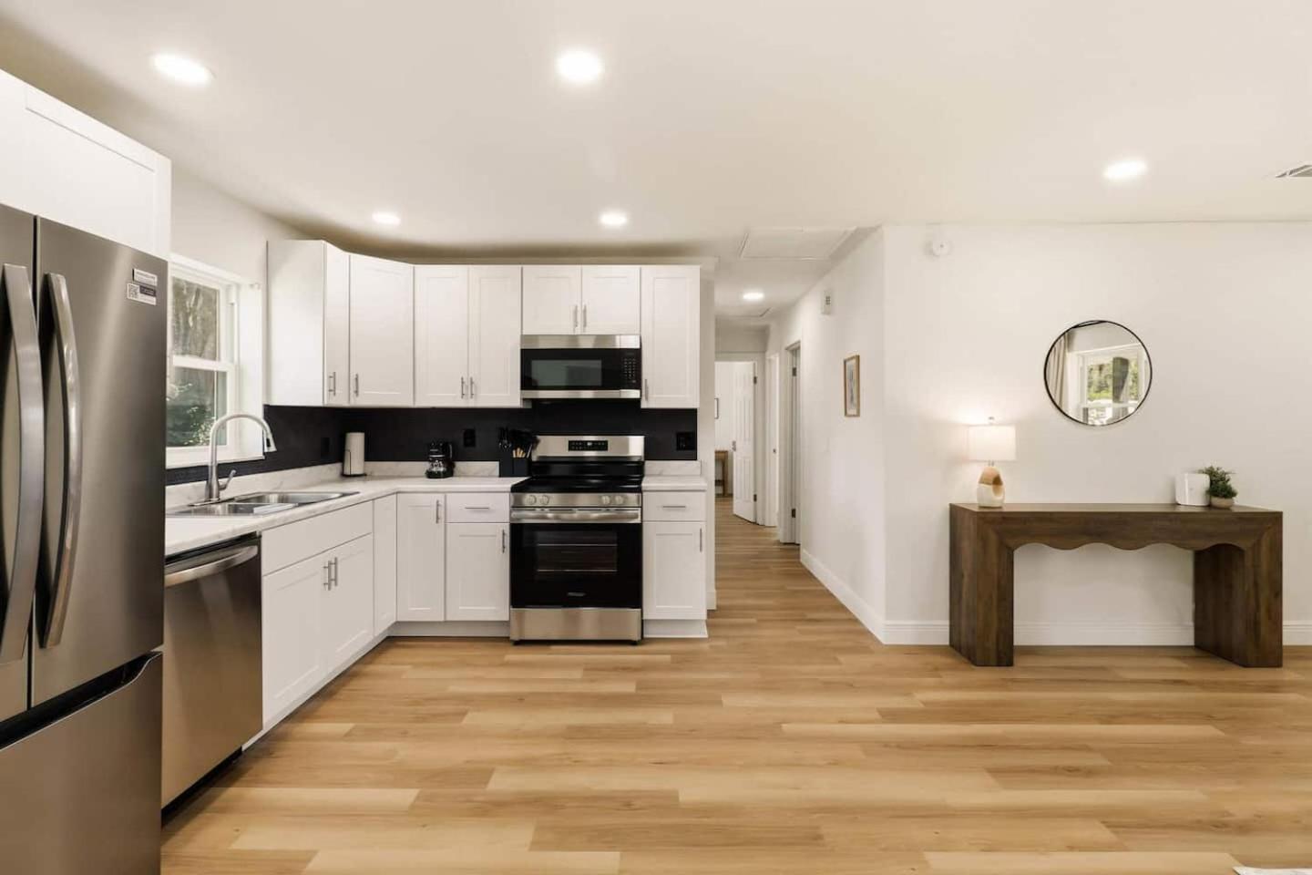 Elegant Auburndale Rooms Near the Speedway & Lake