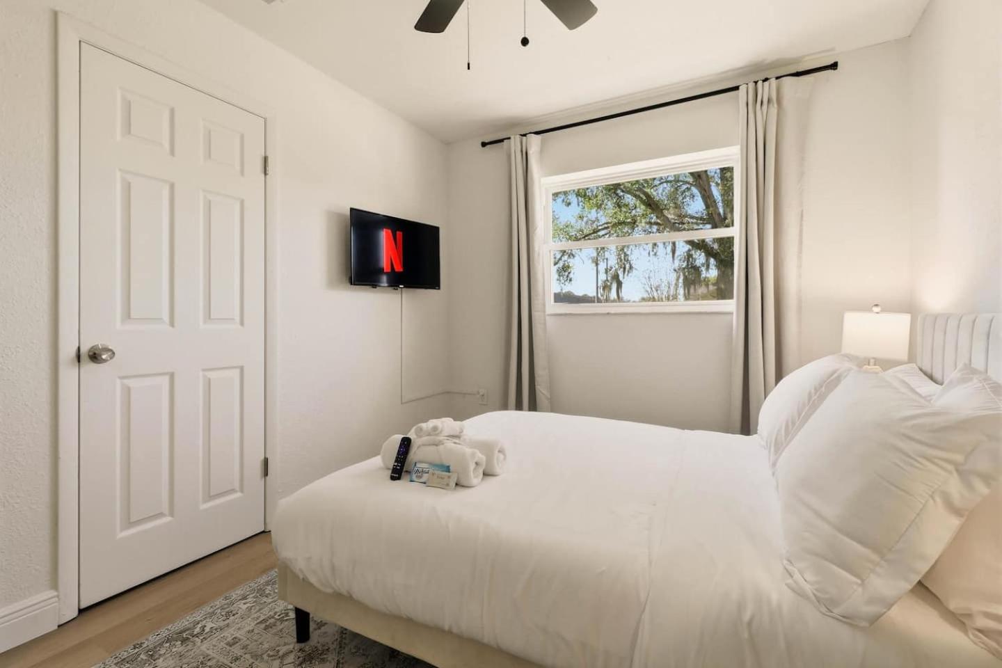 Elegant Auburndale Rooms Near the Speedway & Lake