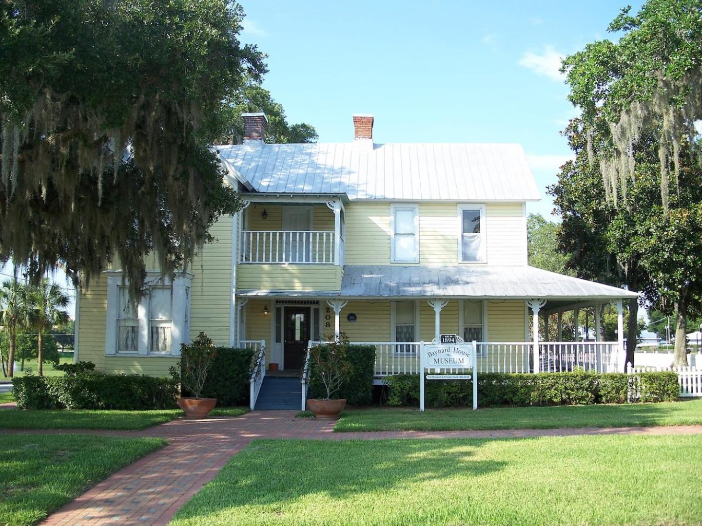 Elegant Auburndale Rooms Near the Speedway & Lake