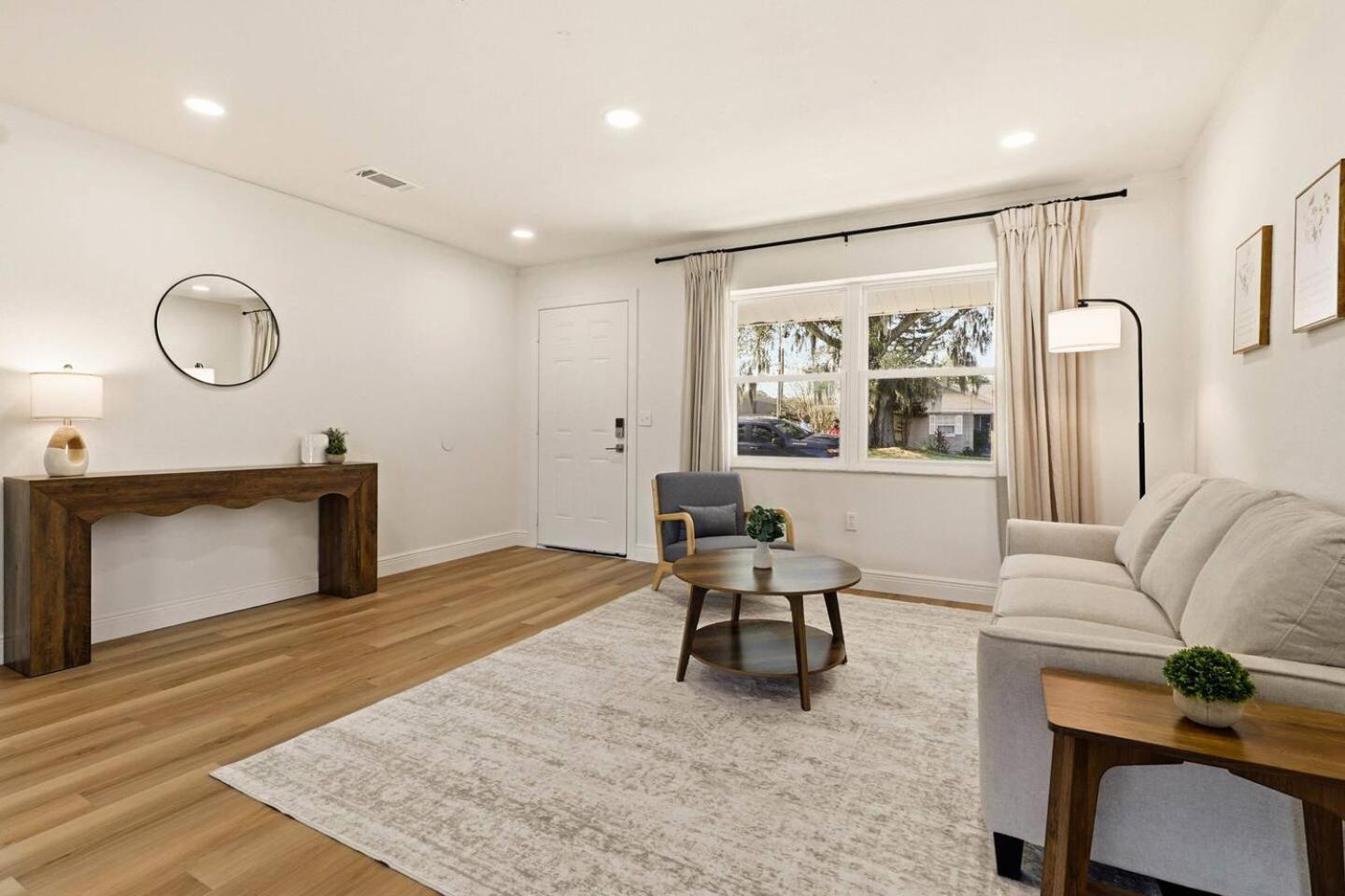 Elegant Auburndale Rooms Near the Speedway & Lake