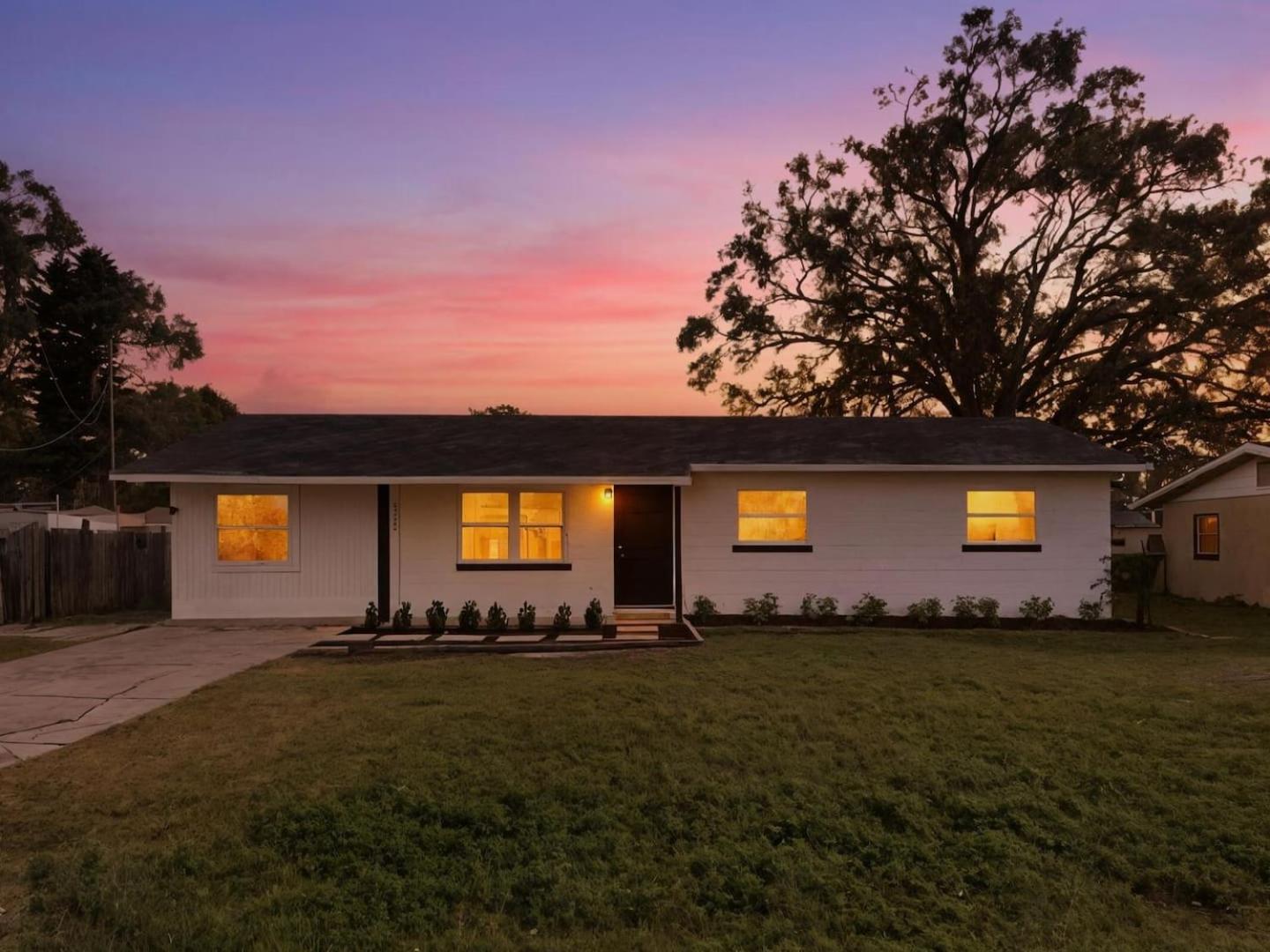 Elegant Auburndale Rooms Near the Speedway & Lake