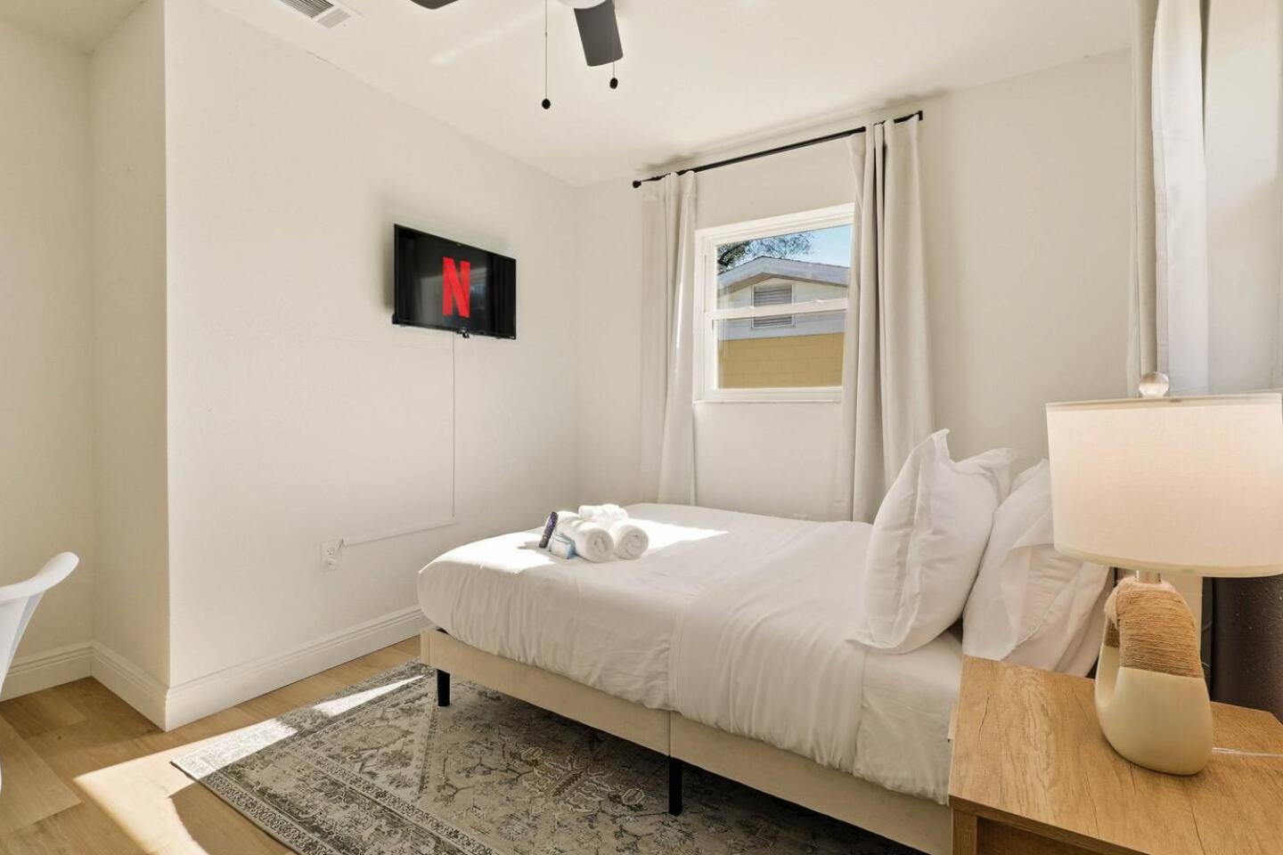 Elegant Auburndale Rooms Near the Speedway & Lake