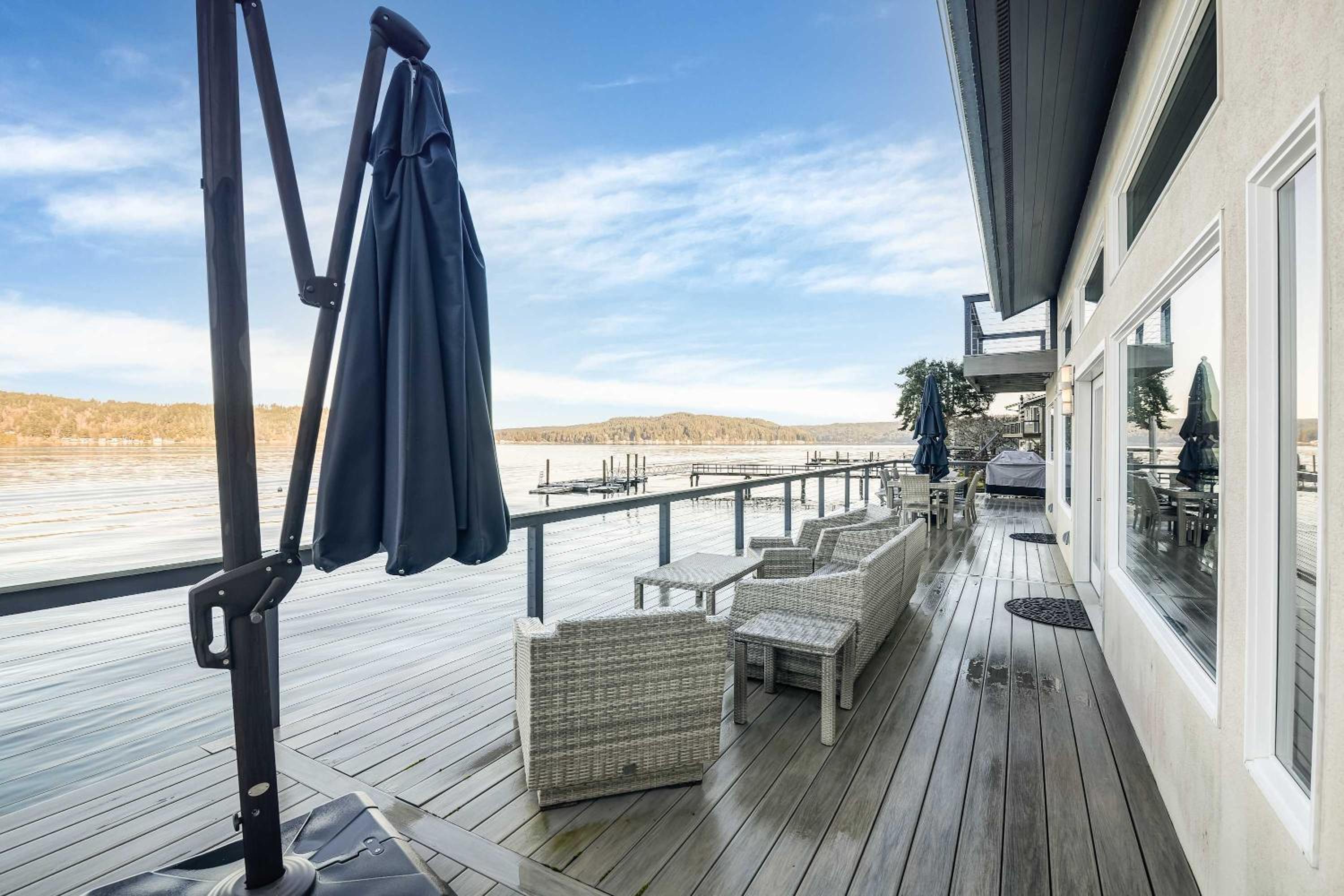 Hood Canal Waterfront - Dock Hot Tub BBQ Games
