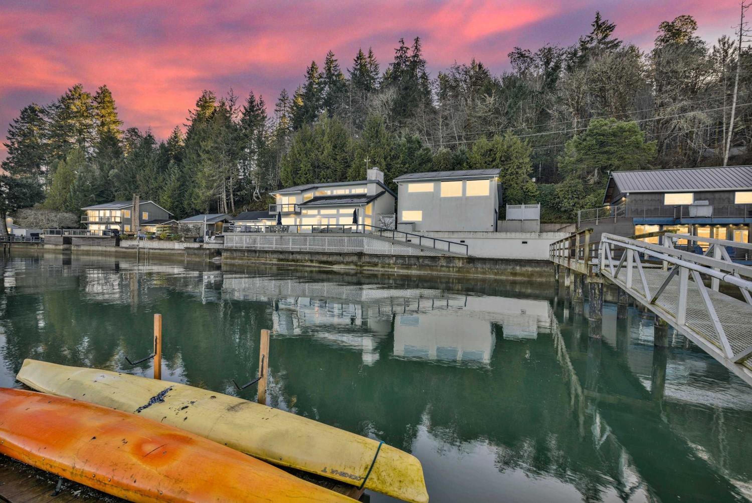 Hood Canal Waterfront - Dock Hot Tub BBQ Games
