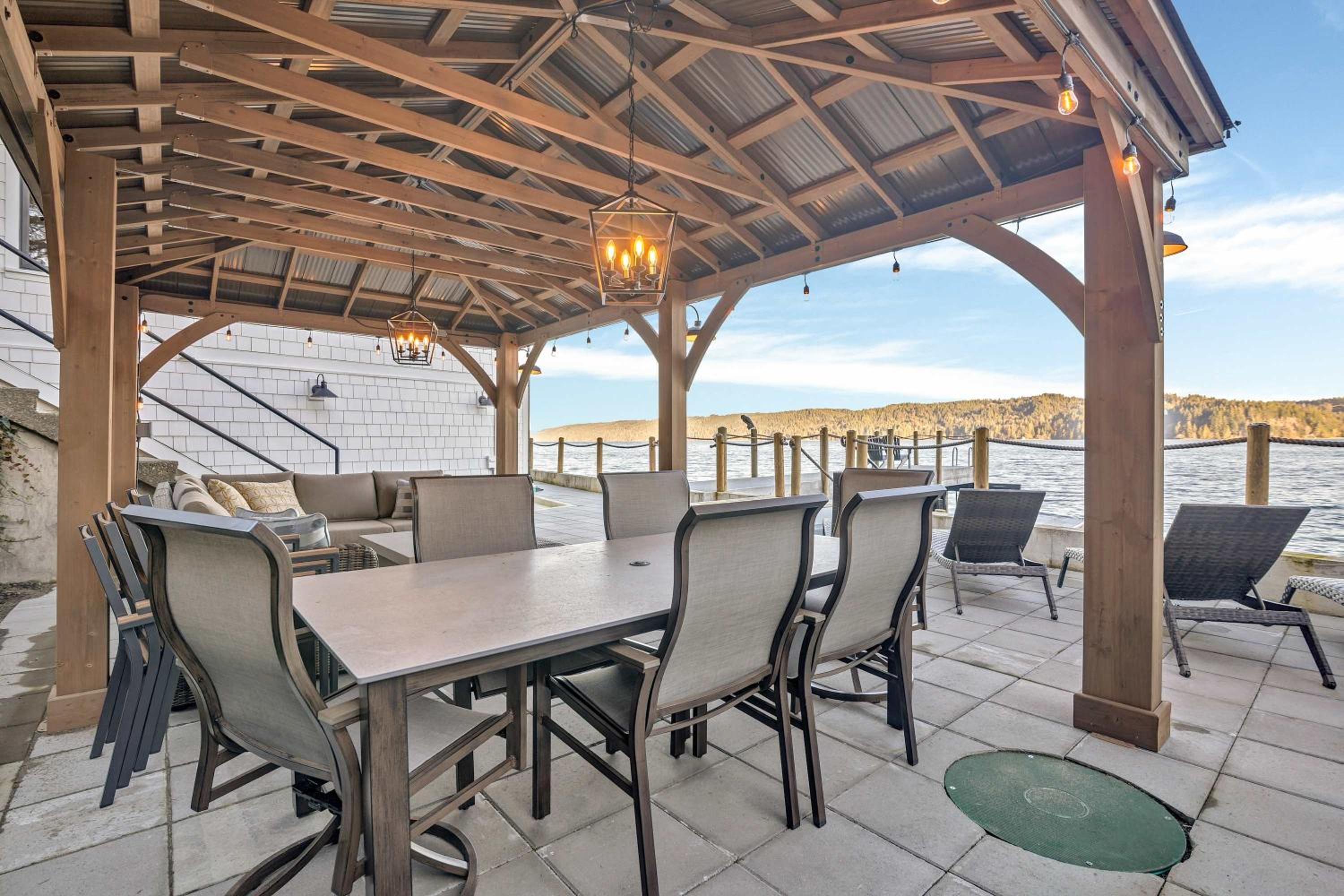 Waterfront Retreat - Hot Tub Fireplace Pier
