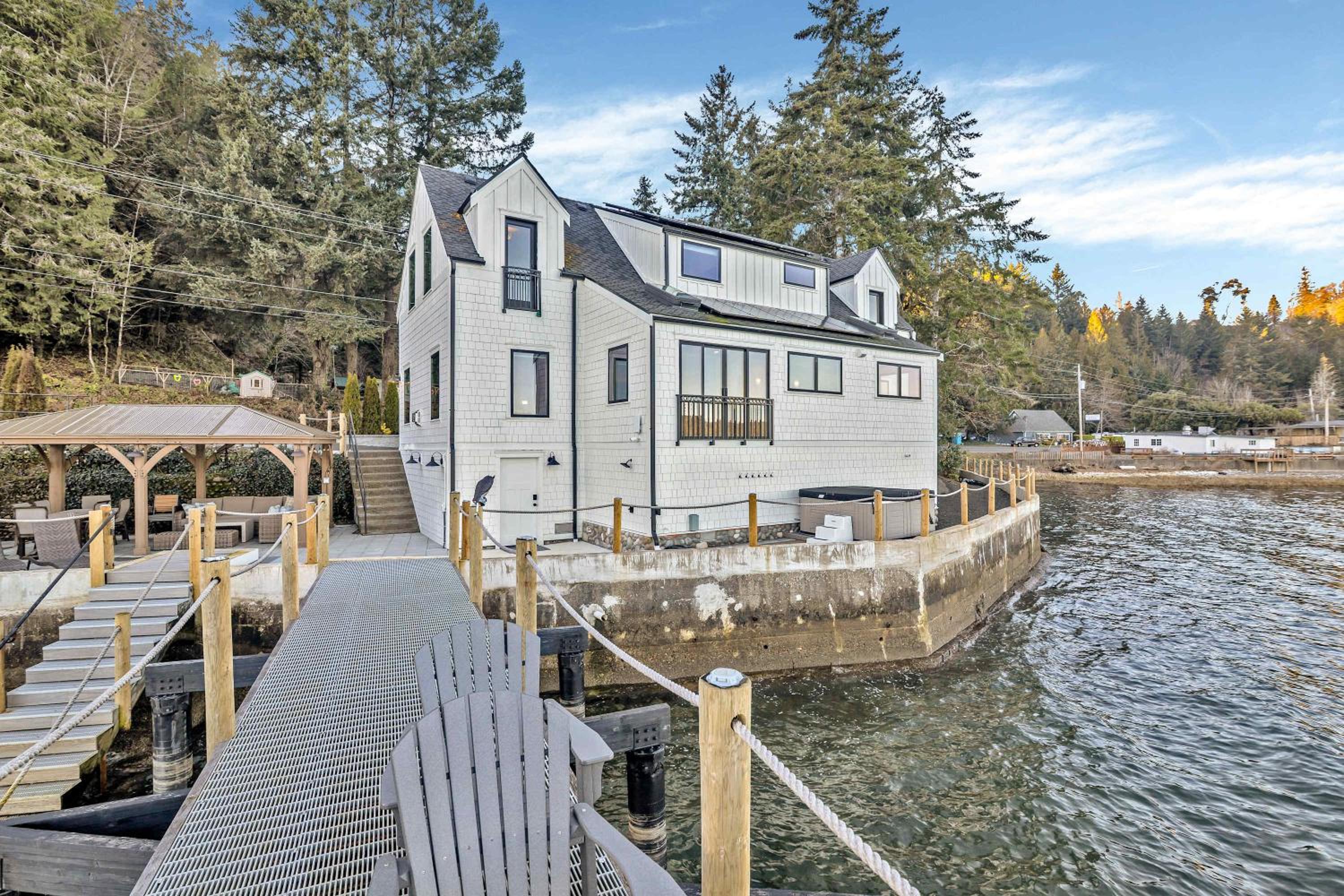 Waterfront Retreat - Hot Tub Fireplace Pier