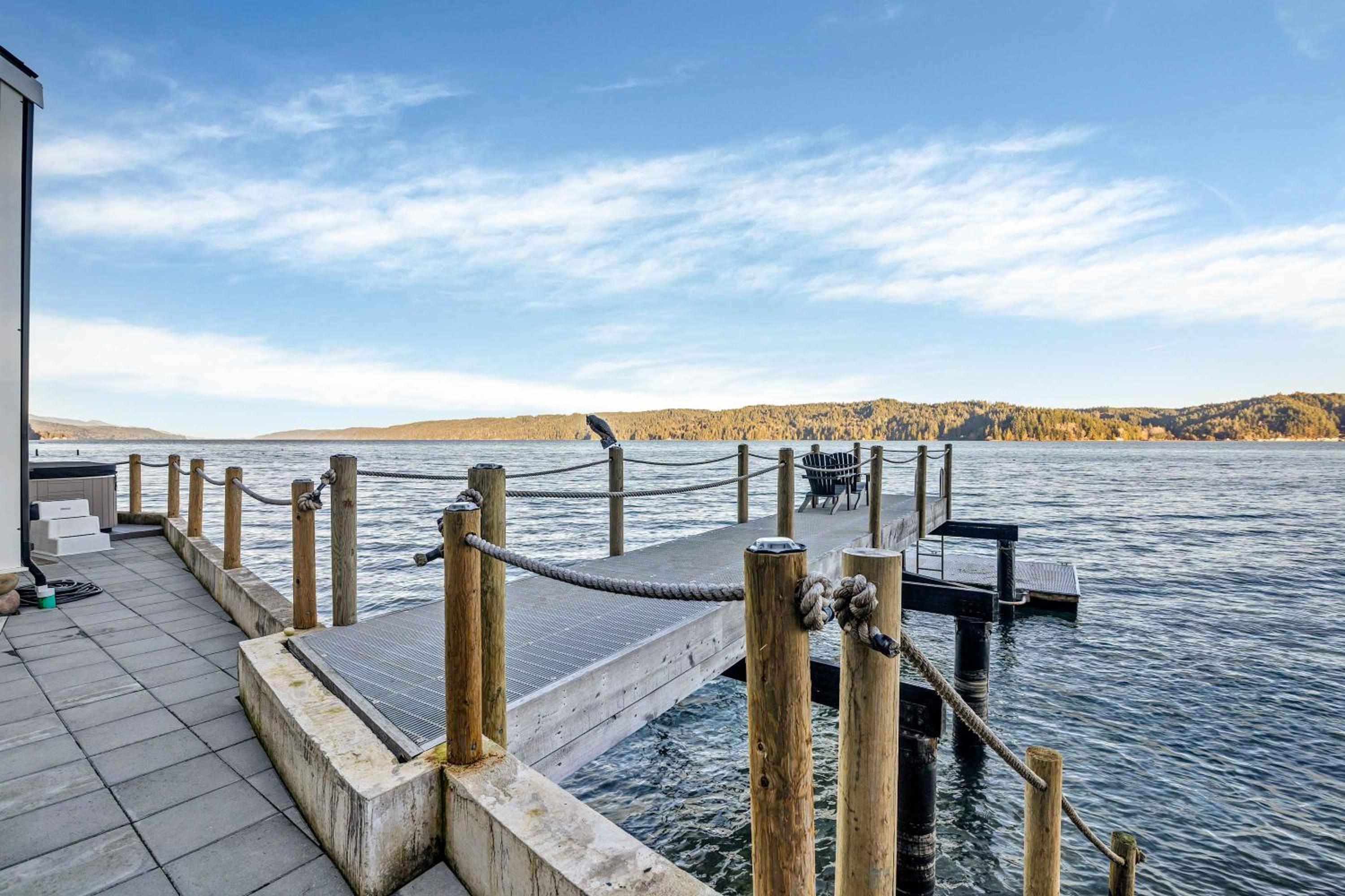 Waterfront Retreat - Hot Tub Fireplace Pier