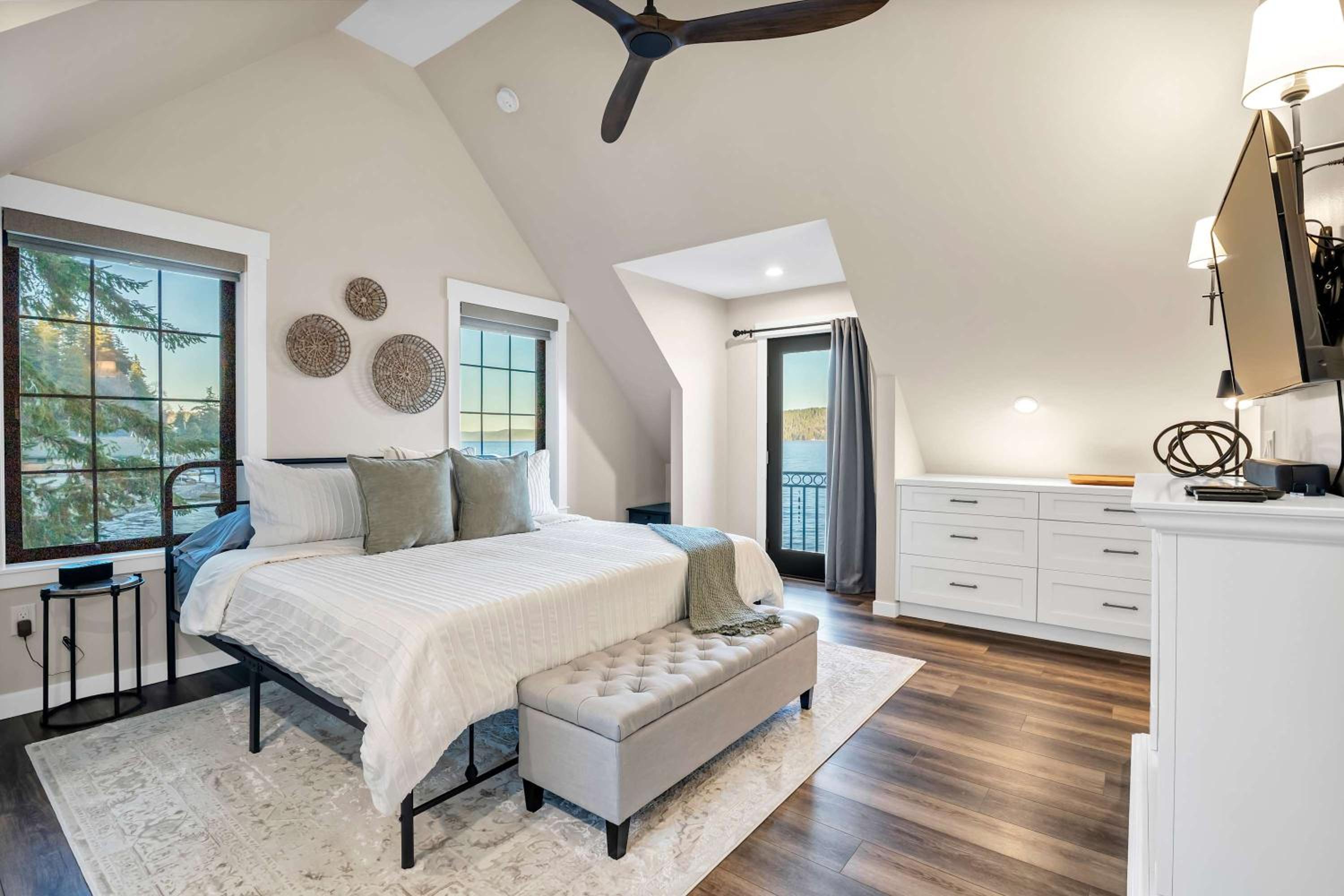 Waterfront Retreat - Hot Tub Fireplace Pier