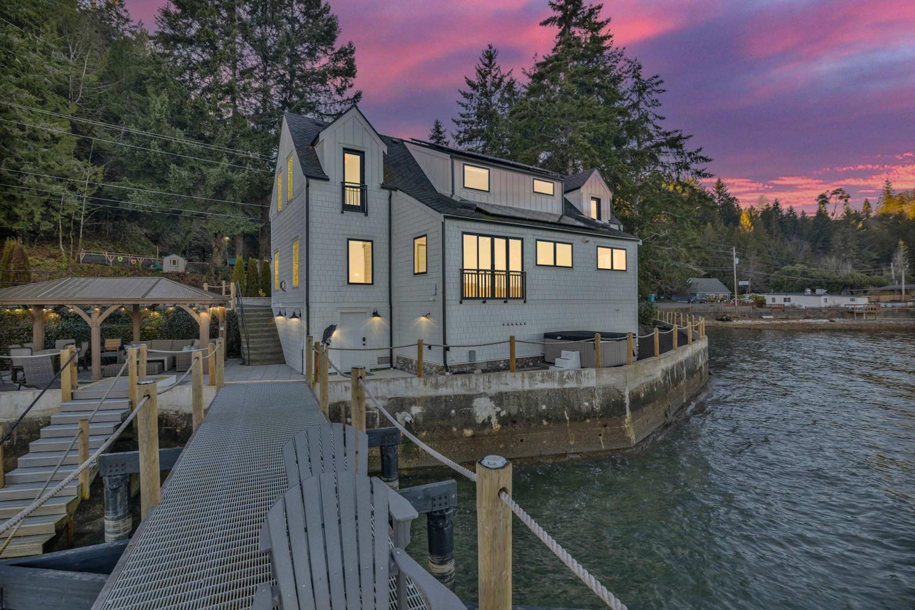 Waterfront Retreat - Hot Tub Fireplace Pier