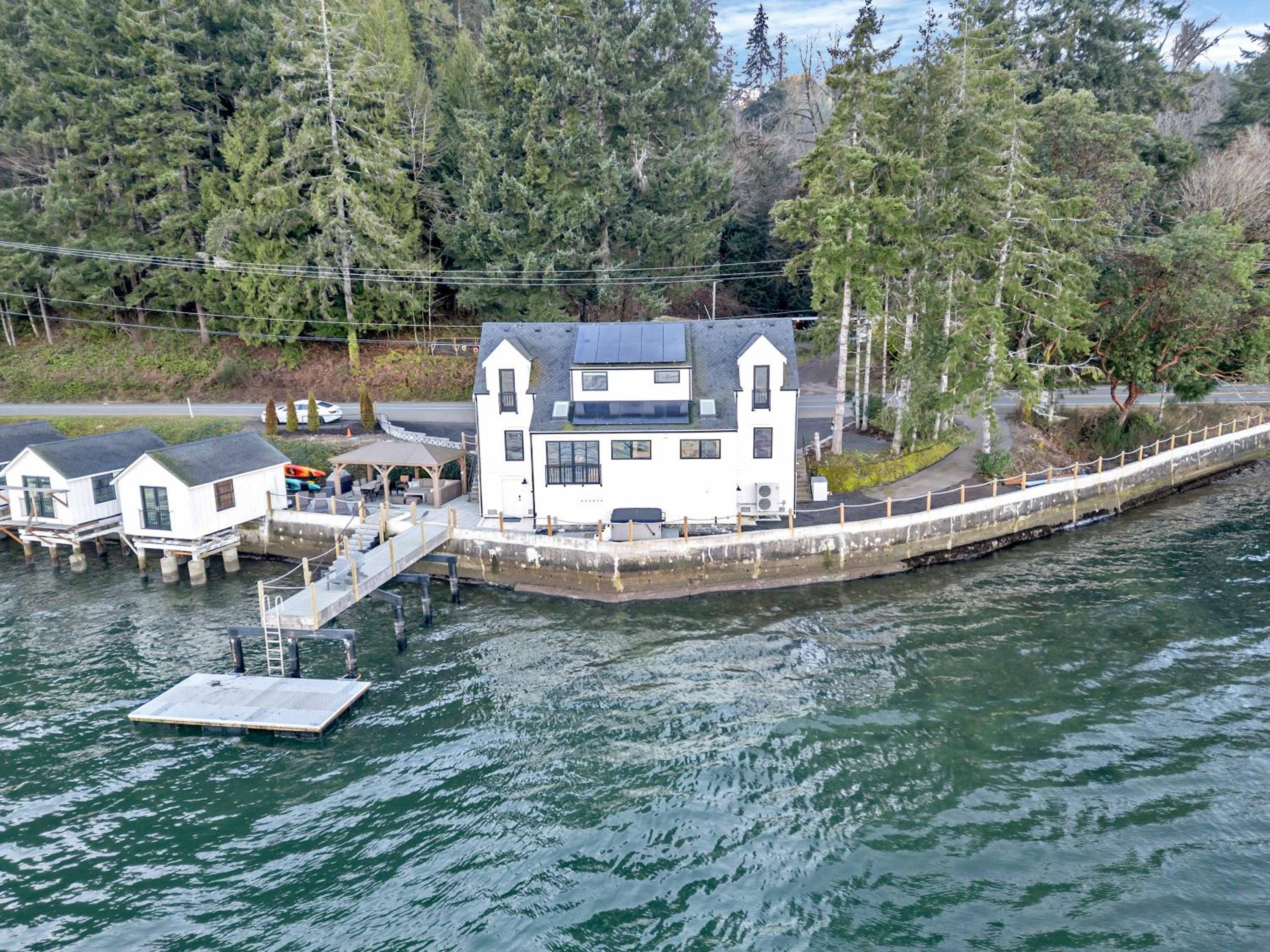 Waterfront Retreat - Hot Tub Fireplace Pier
