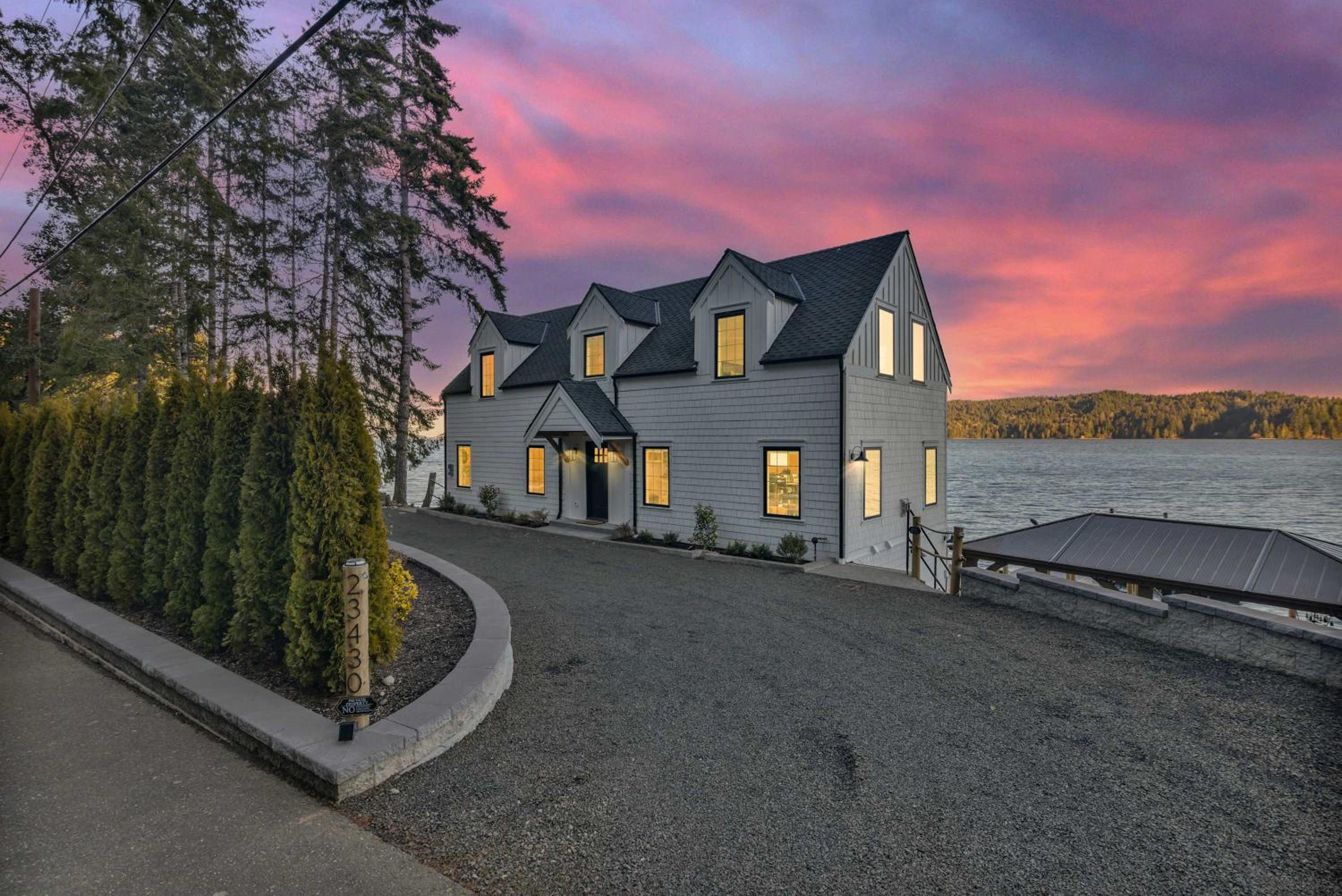 Waterfront Retreat - Hot Tub Fireplace Pier