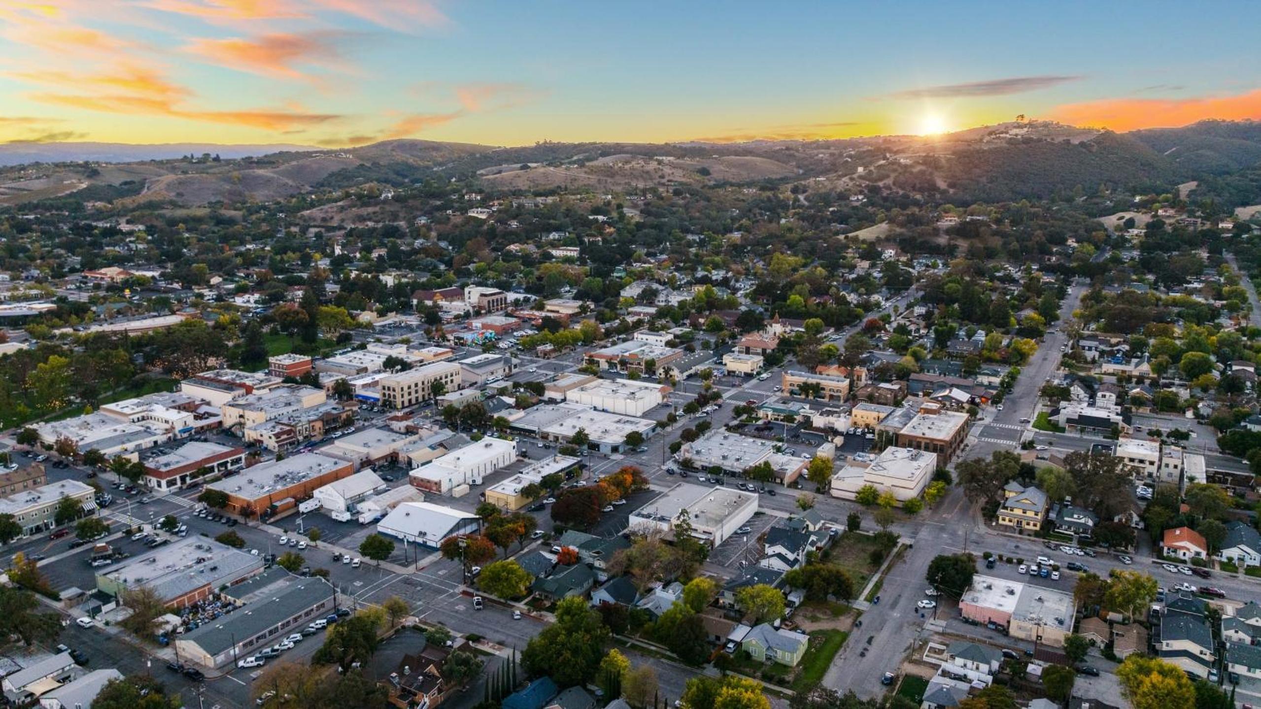 Walk to Downtown Paso Sip Local Wine Under the Stars Casa Robles by AvantStay