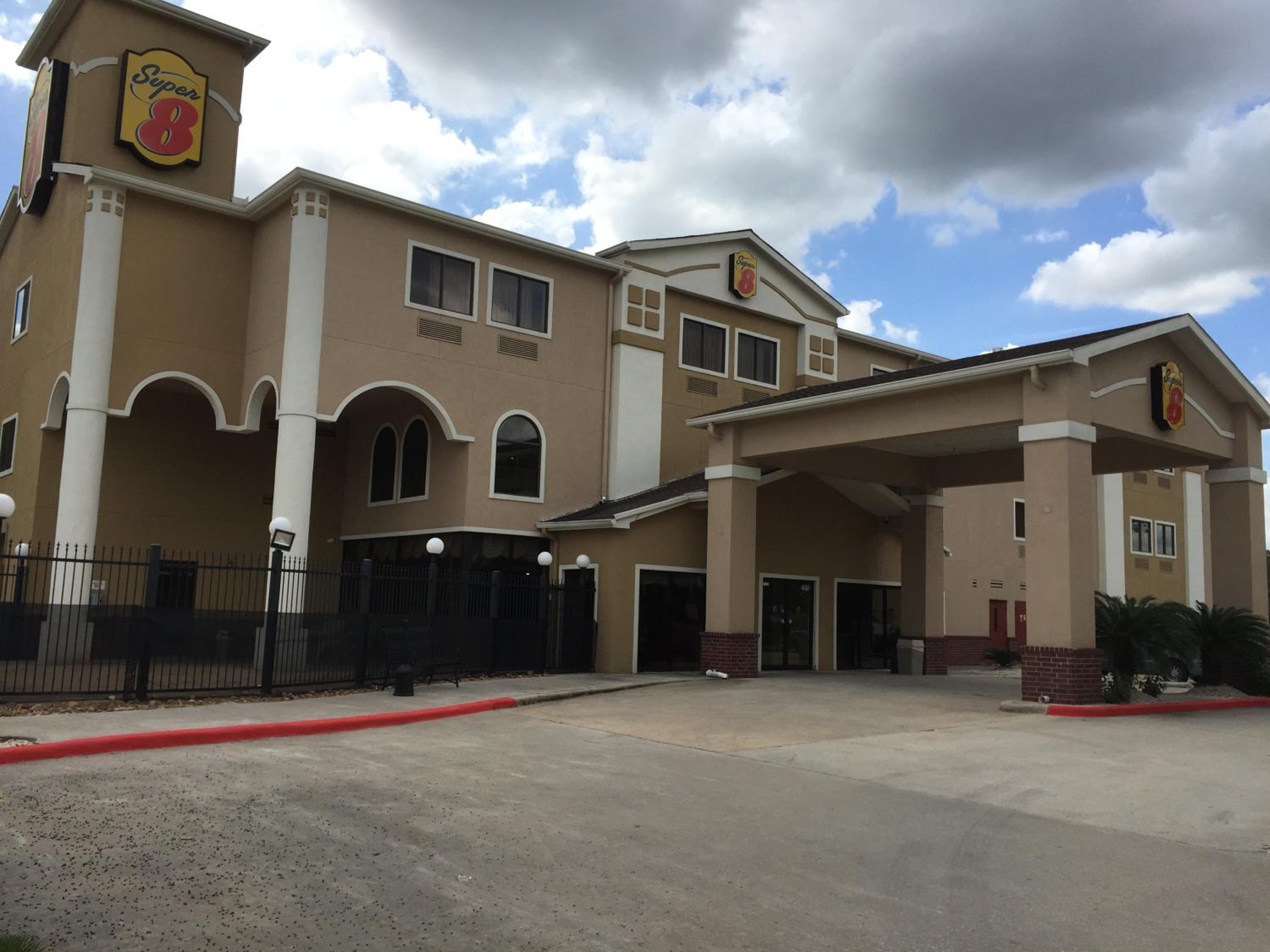 Red Lion Inn Suites IAH Airport East - Property Image 5