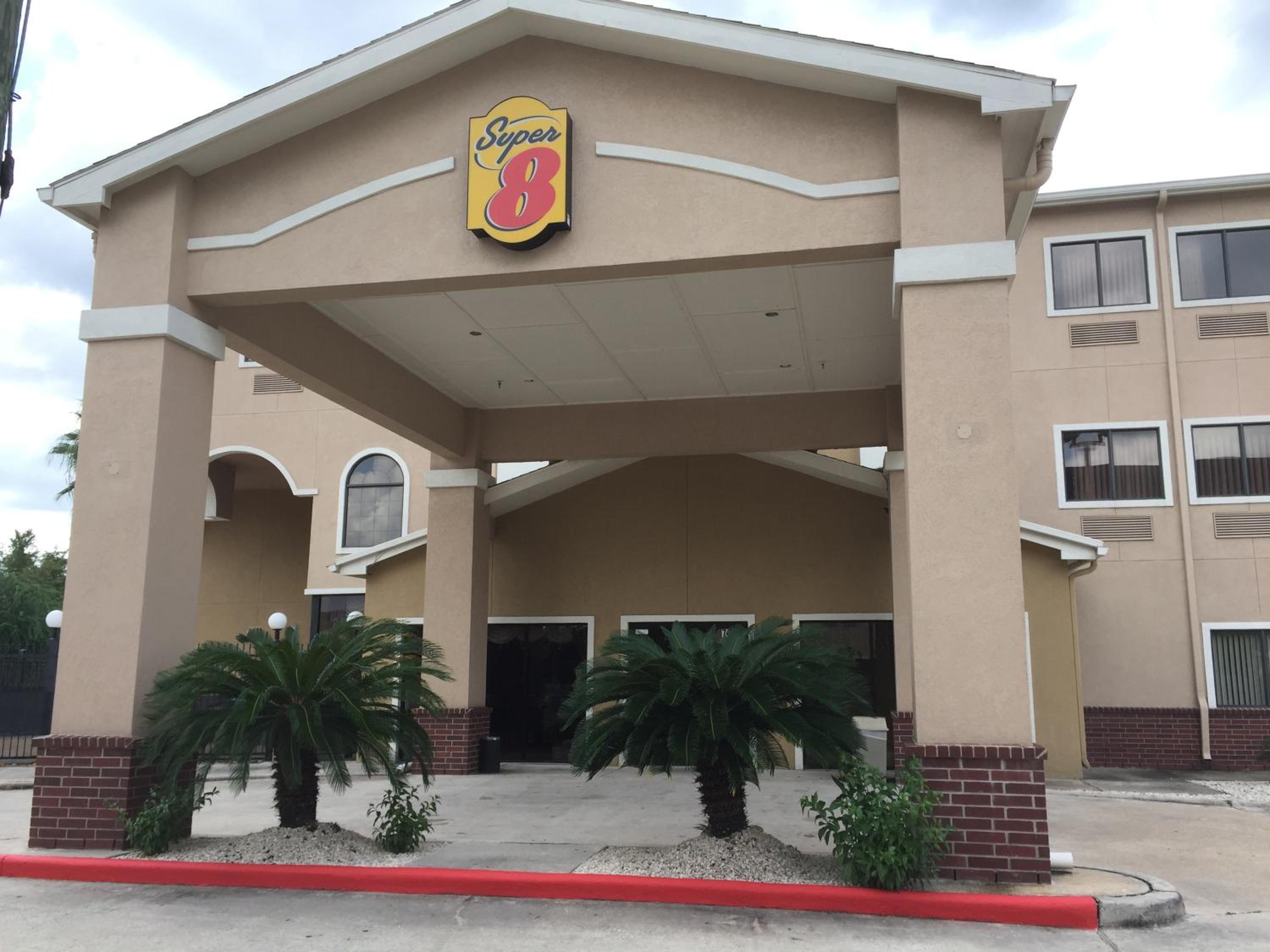 Red Lion Inn Suites IAH Airport East - Property Image 7