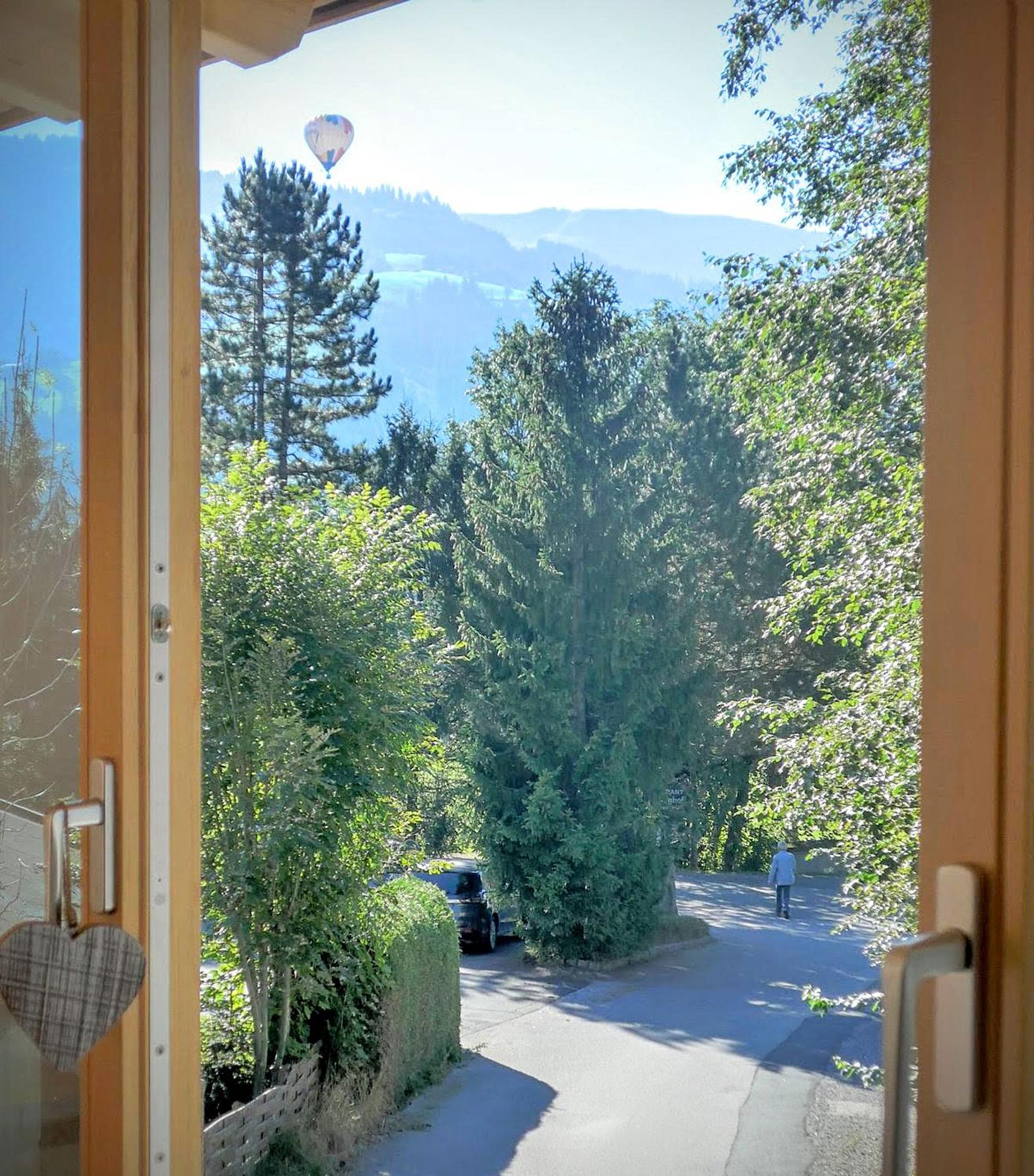 Modernes Chalet mit Terrasse und Parkplatz in den Alpen