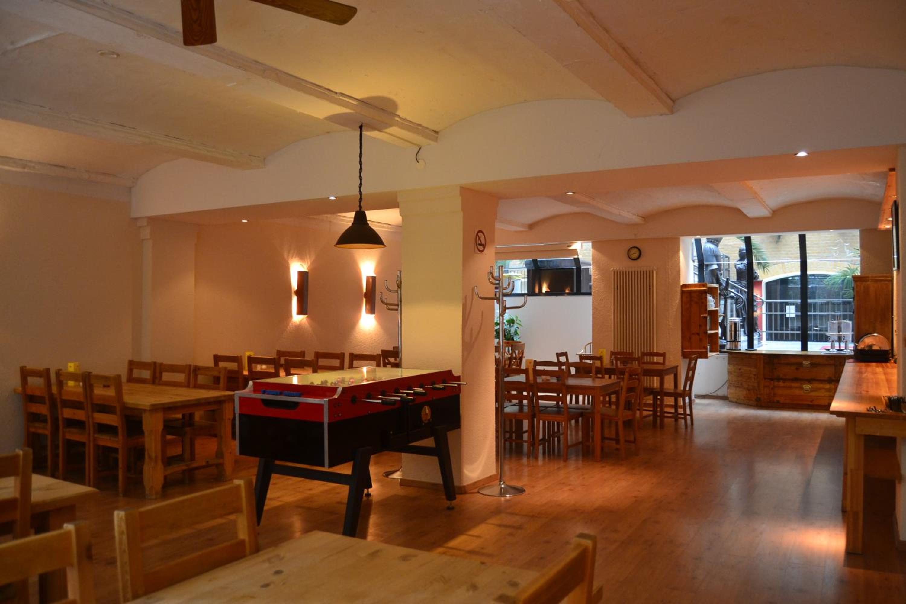 Singer109 Hostel, Hotel & Apartment