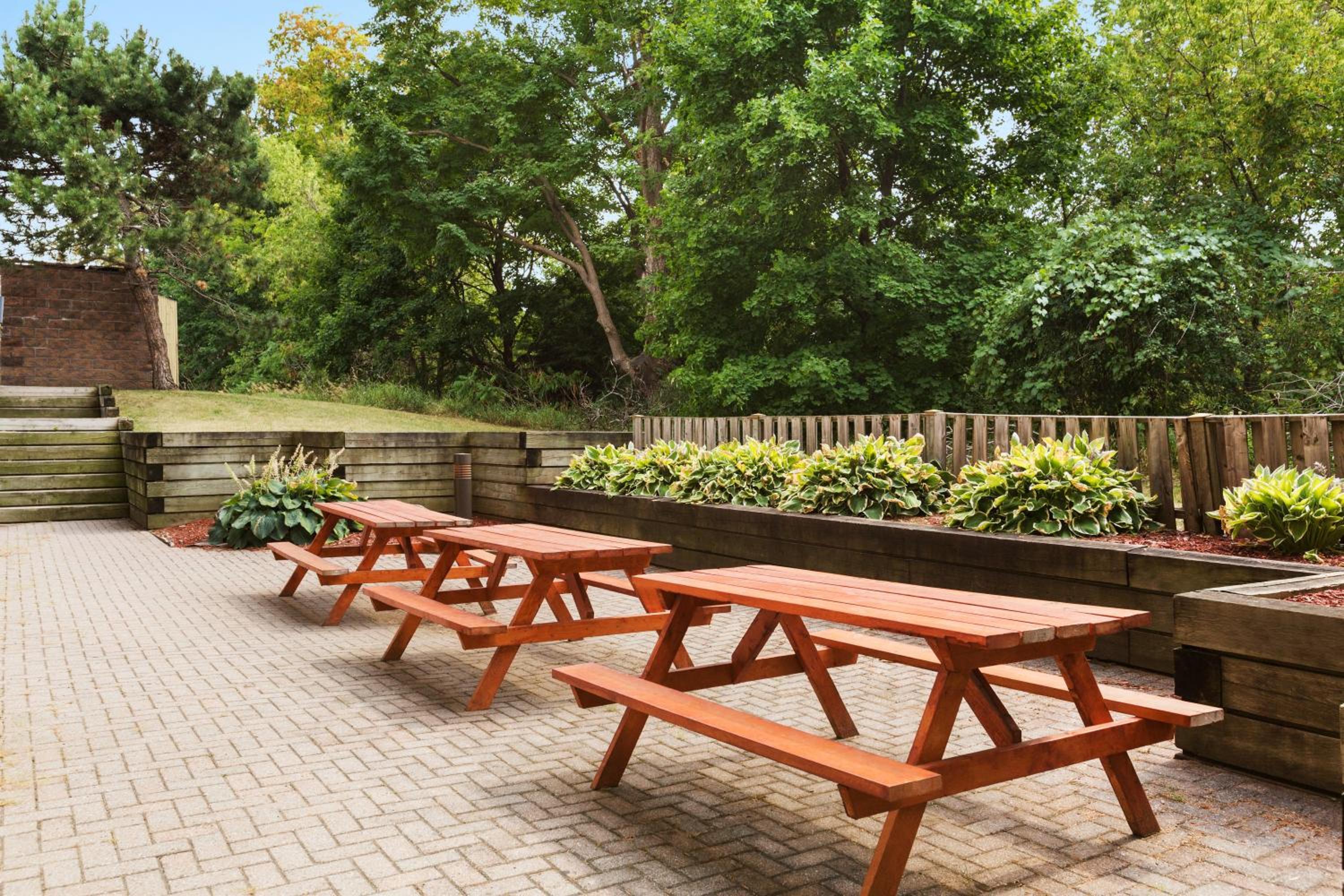 Barrie Vacations - Travelodge by Wyndham Barrie - Property Image 1